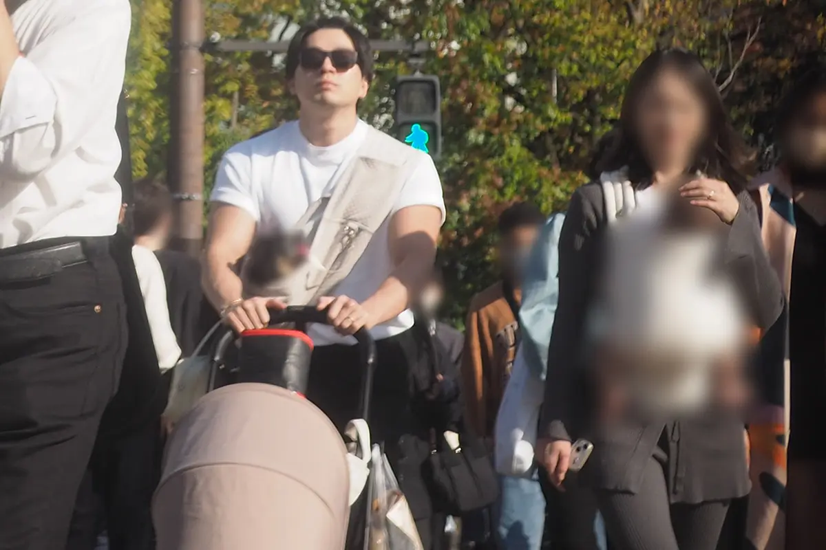 新田真劍佑推著小孩外出，並沒有刻意變裝。（翻攝自《女性自身》）