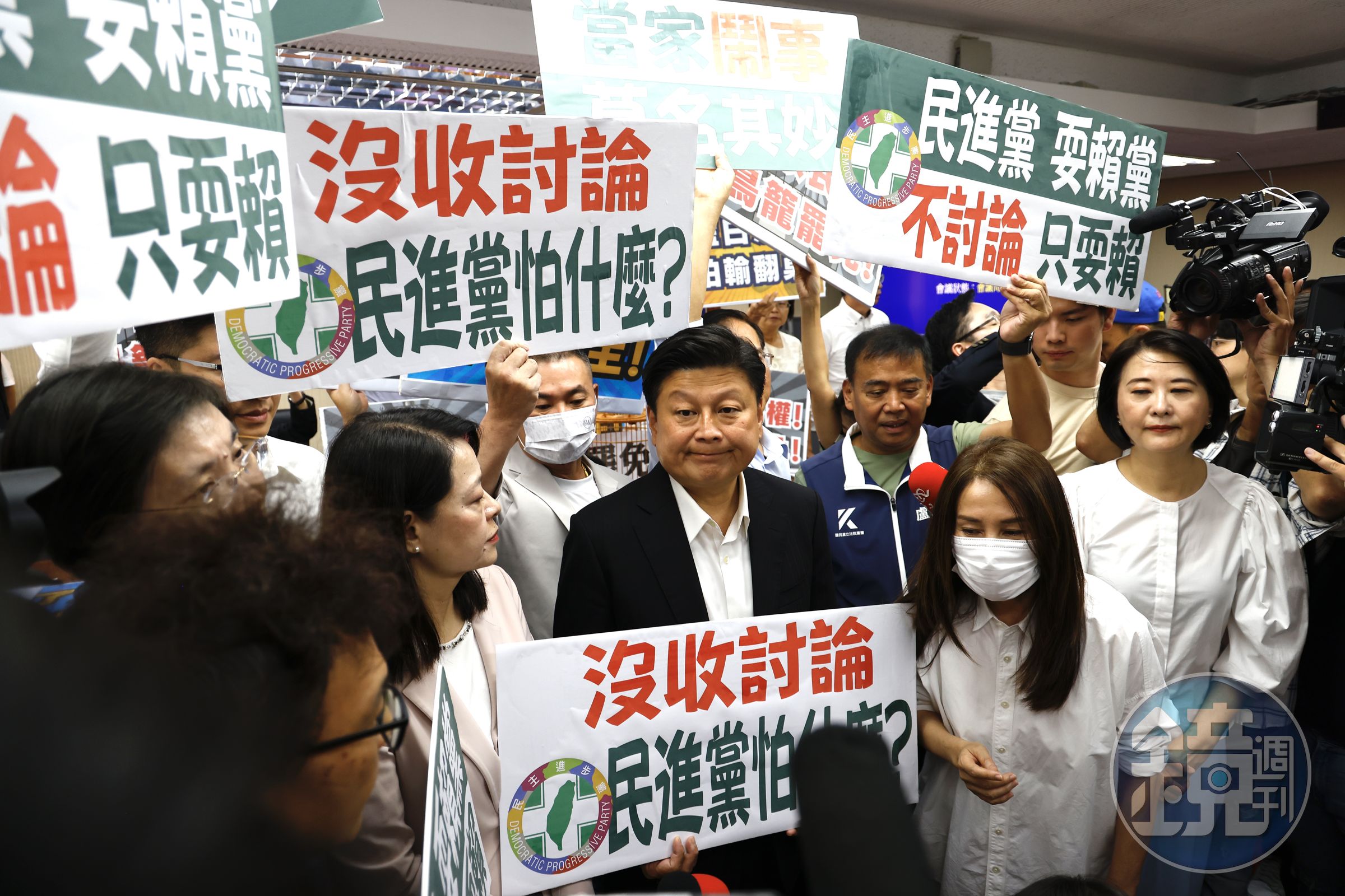 藍綠為《選罷法》修法在內政委員會上展開攻防,傅崐萁嗆民進黨詐騙集團,反被酸「內線交易」。