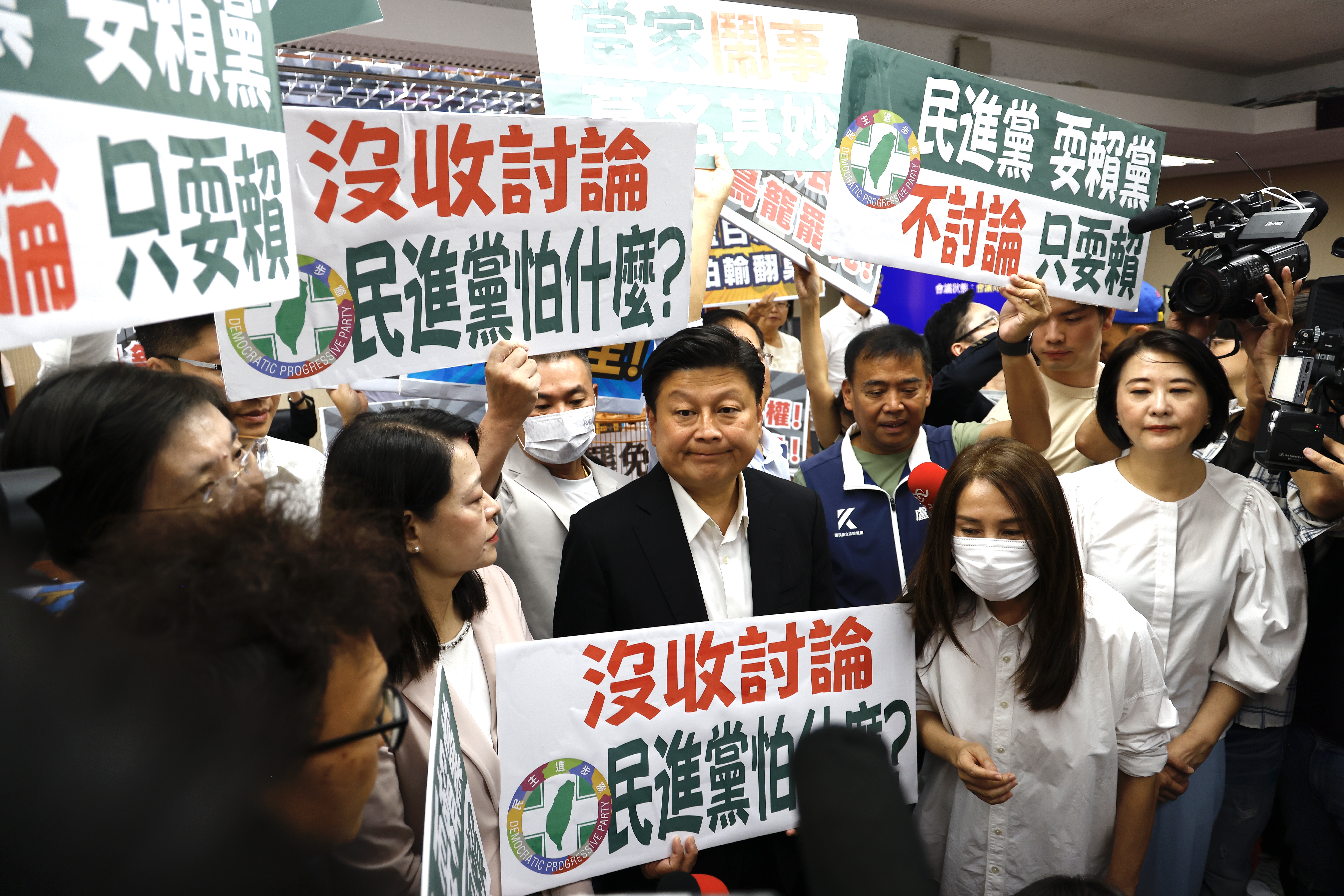 藍綠為《選罷法》修法在內政委員會上展開攻防，傅崐萁嗆民進黨詐騙集團，反被酸「內線交易」。