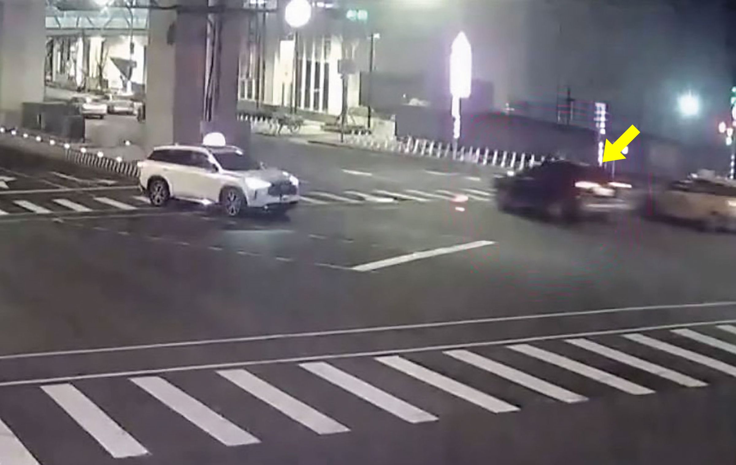 監視器拍到,林宇浚駕駛多元計程車(箭頭處),載溫男準備上台64快速道路。(翻攝畫面)