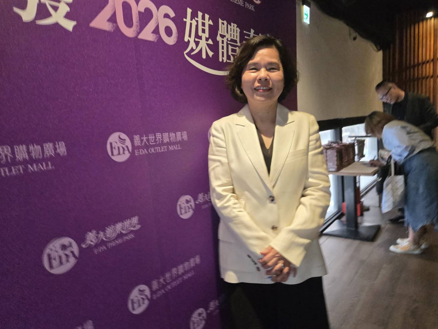 義大開發總經理王香完強調，義大不以都會型商場模式競爭，而是透過「全方位消費」策略，將旅遊、娛樂與零售融合，延長消費者停留時間。