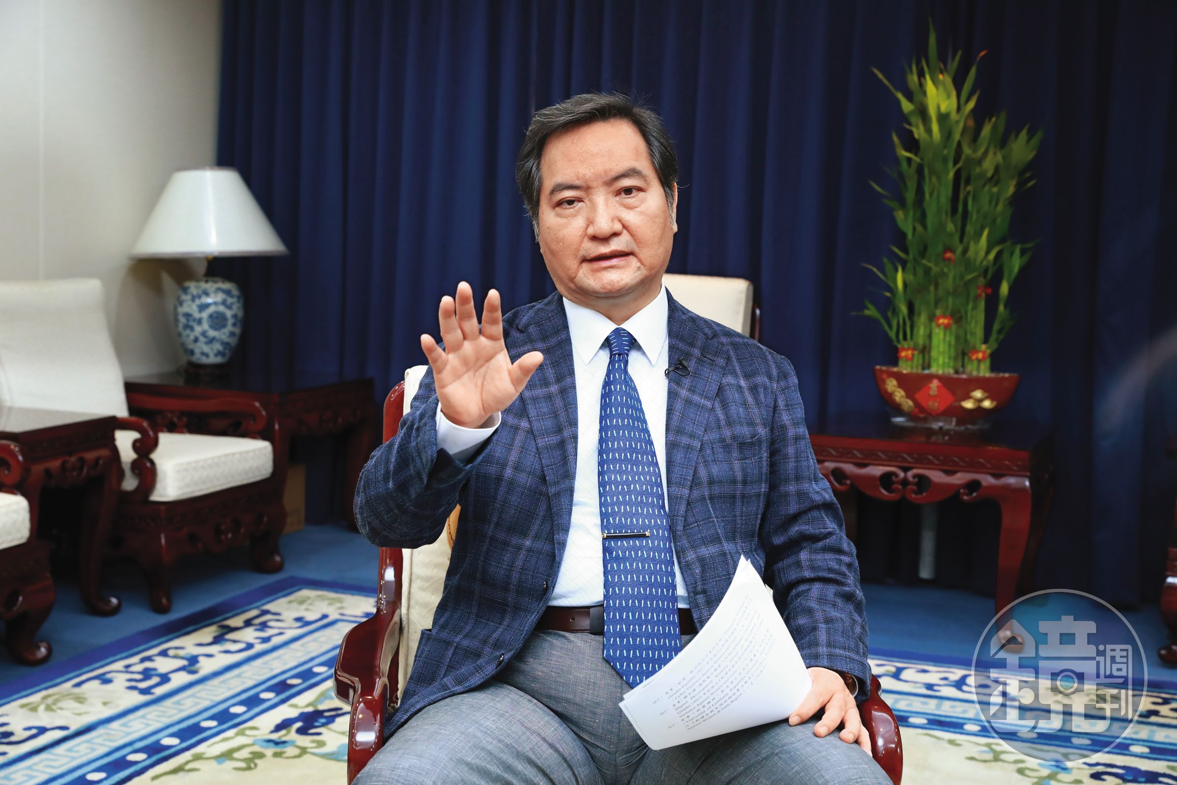 曾任政務委員的律師羅秉成建議以視訊通譯的方式改善困境。