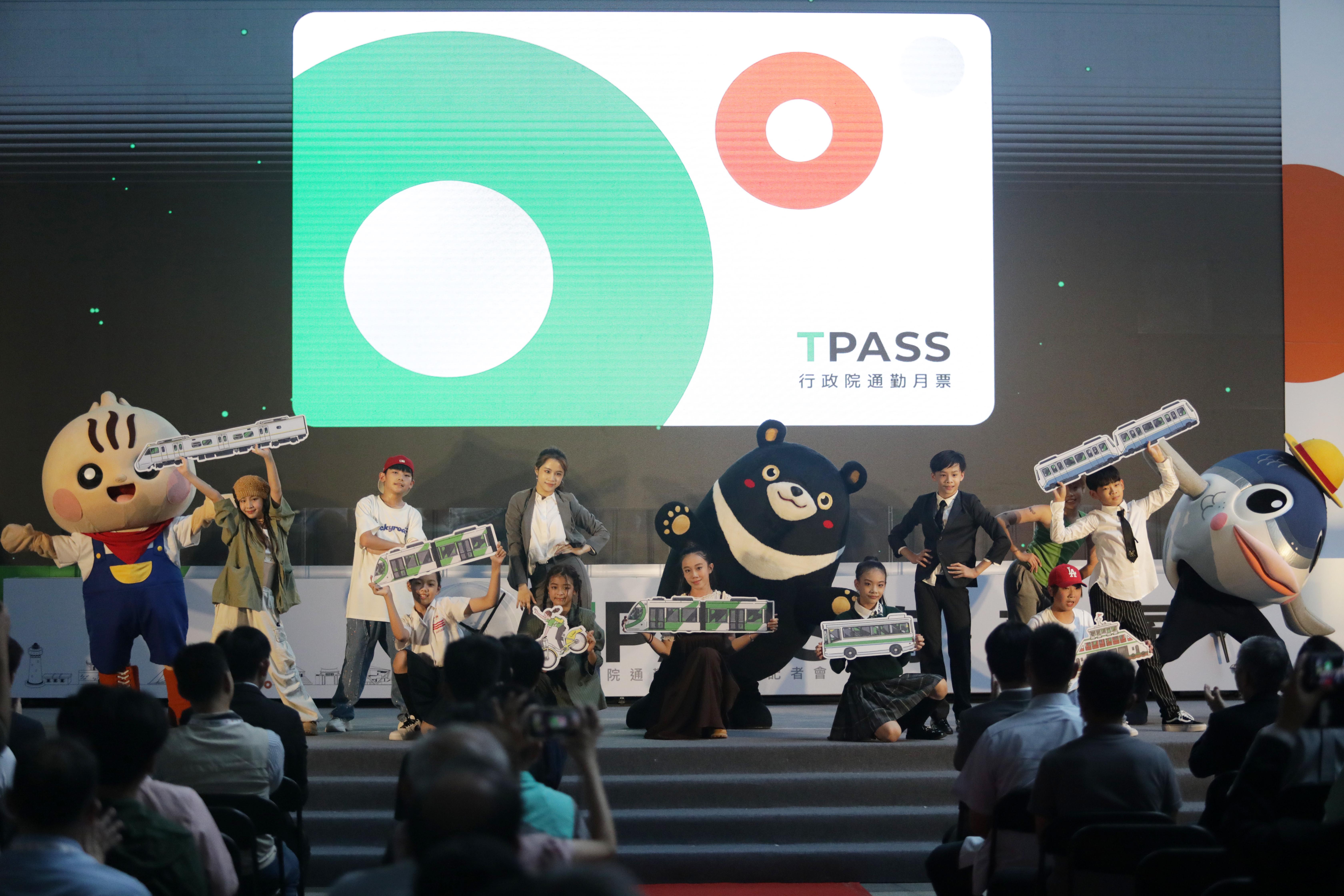 為了因應民眾需求，台南市交通局推出TPASS「季票」服務。（南市府提供）