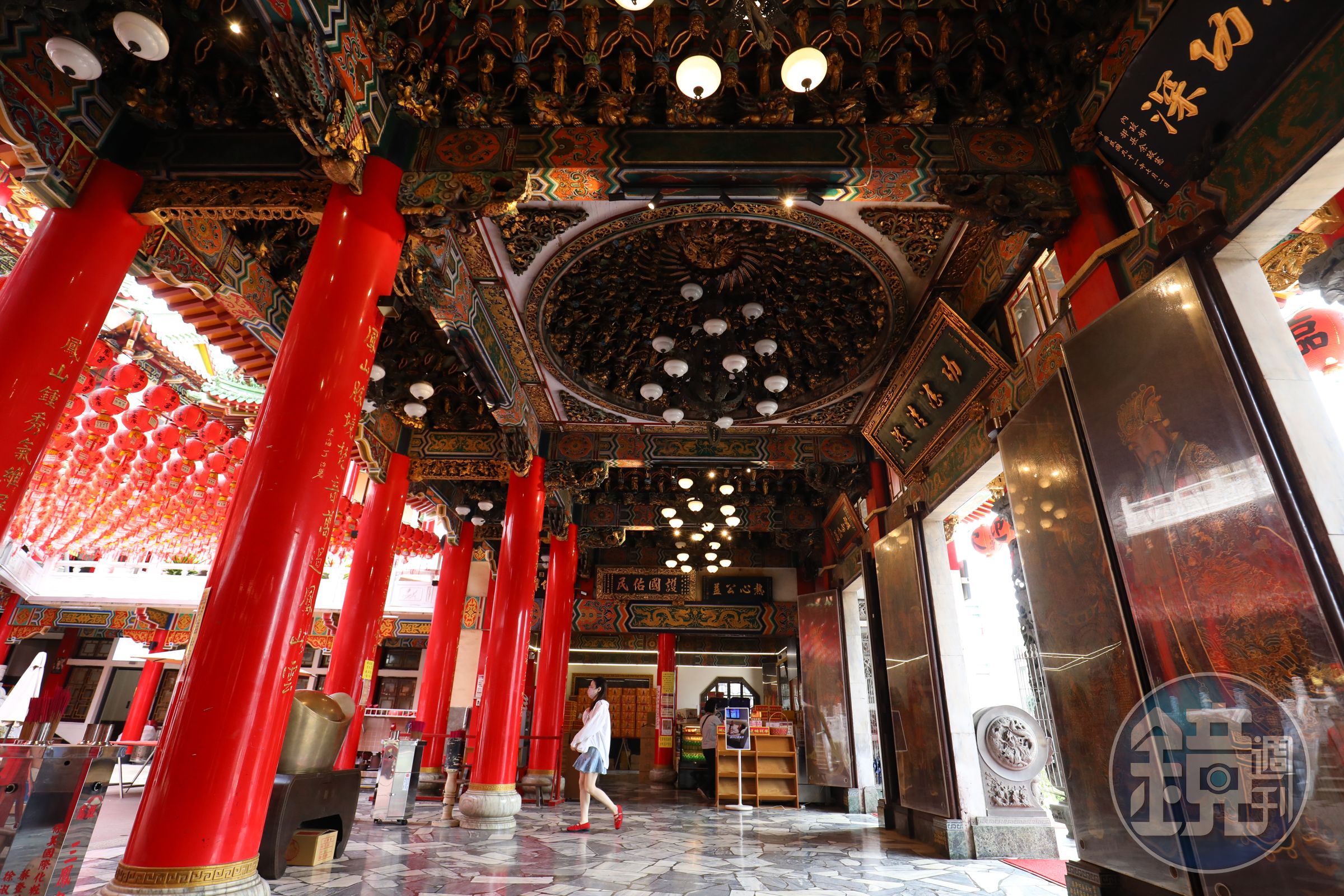 三鳳宮由知名建築師謝自南設計,採中國北方宮殿式建築風格,樓高三層,各層供奉不同神明。