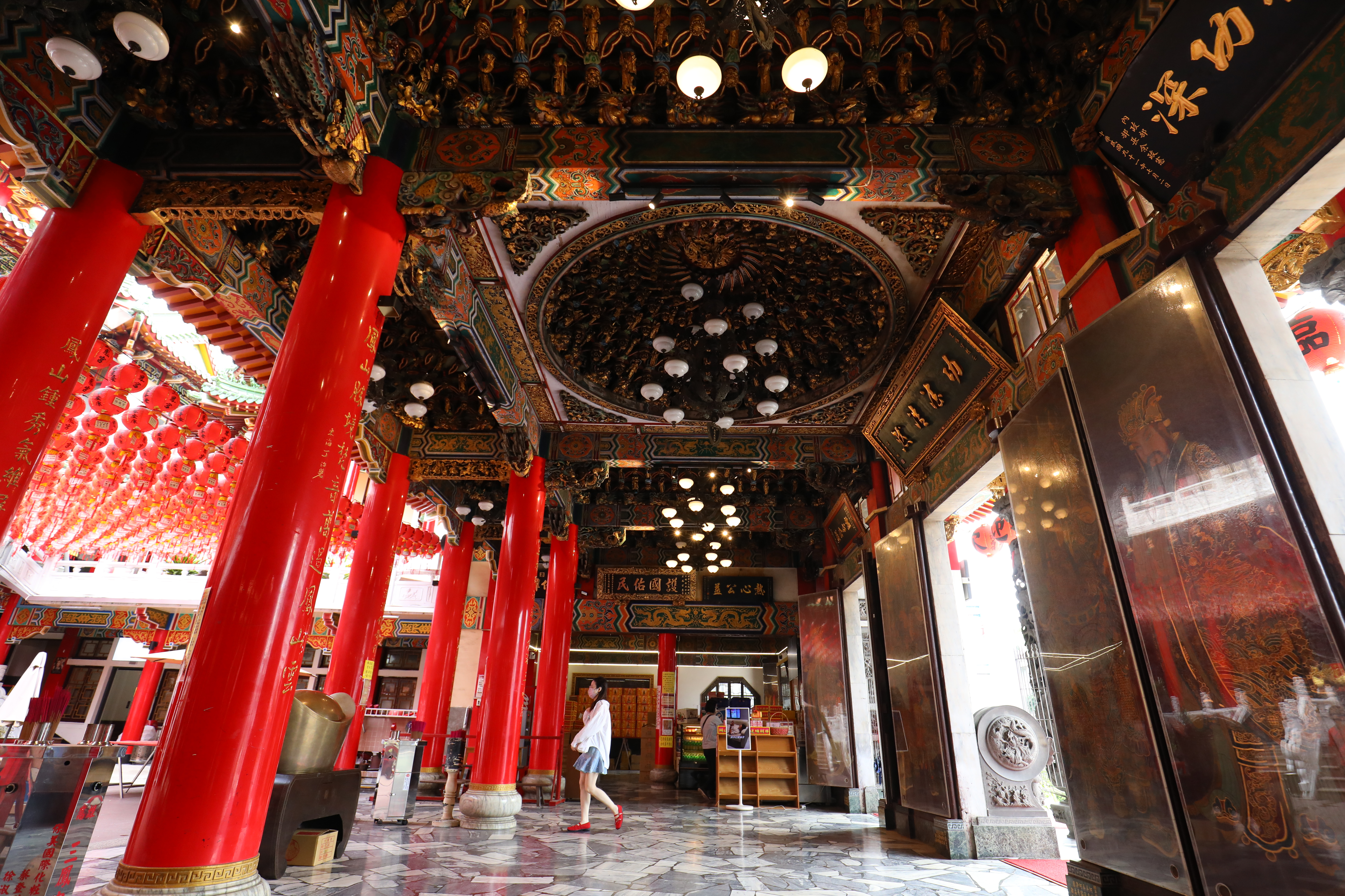 三鳳宮由知名建築師謝自南設計，採中國北方宮殿式建築風格，樓高三層，各層供奉不同神明。