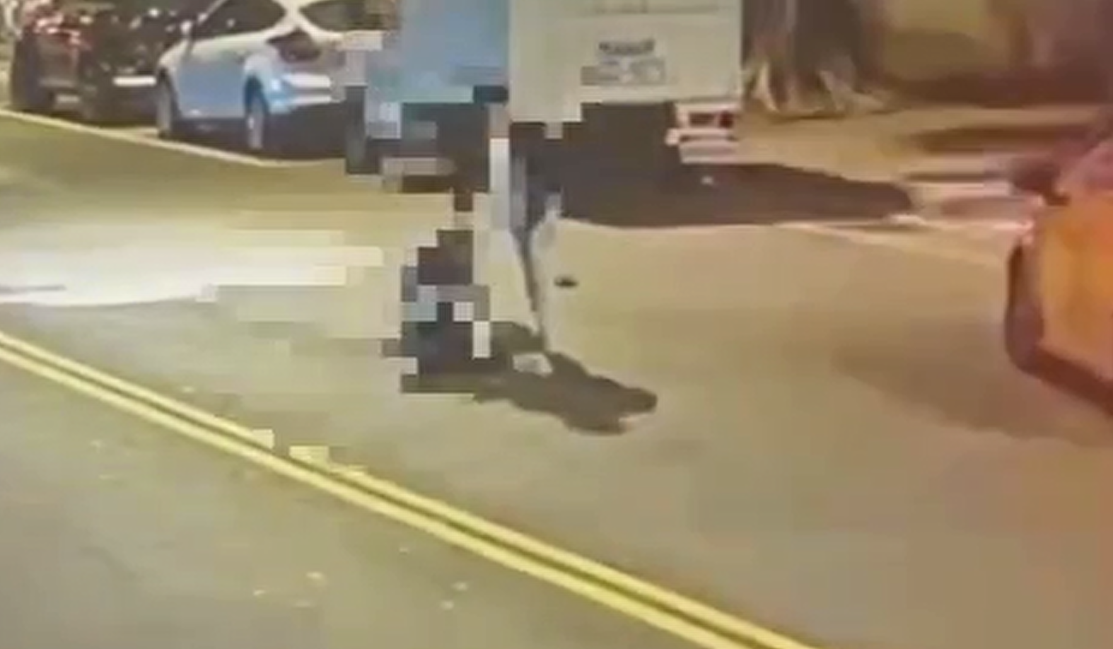 有男子見計程車內衝突，以為雙方在吵架，上前勸阻過程，嫌犯趁亂將司機趕下車，將計程車開走。（翻攝畫面）