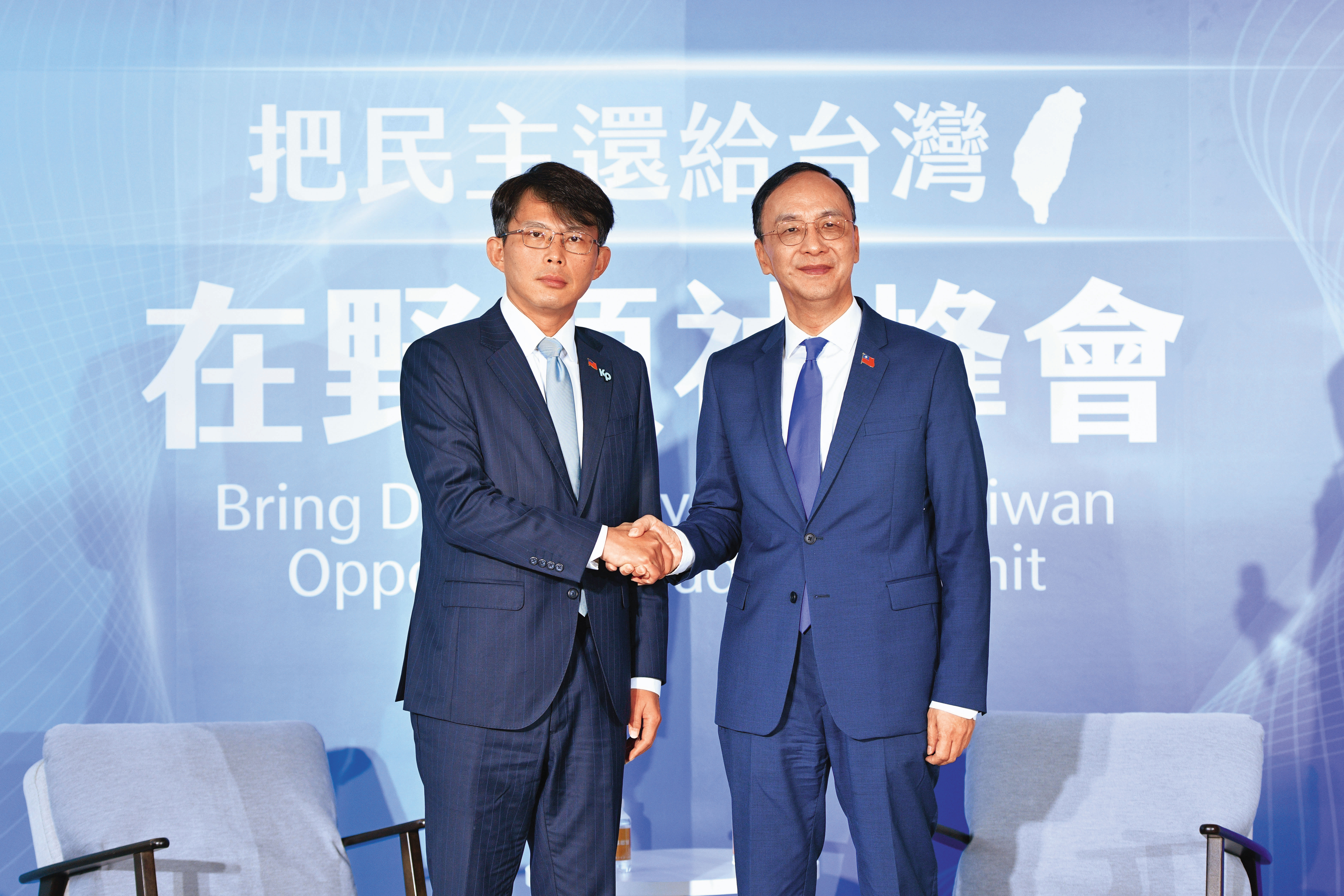 藍白黨魁受總統邀請聽取國安簡報，隔空向府出招。（鏡報李智為）