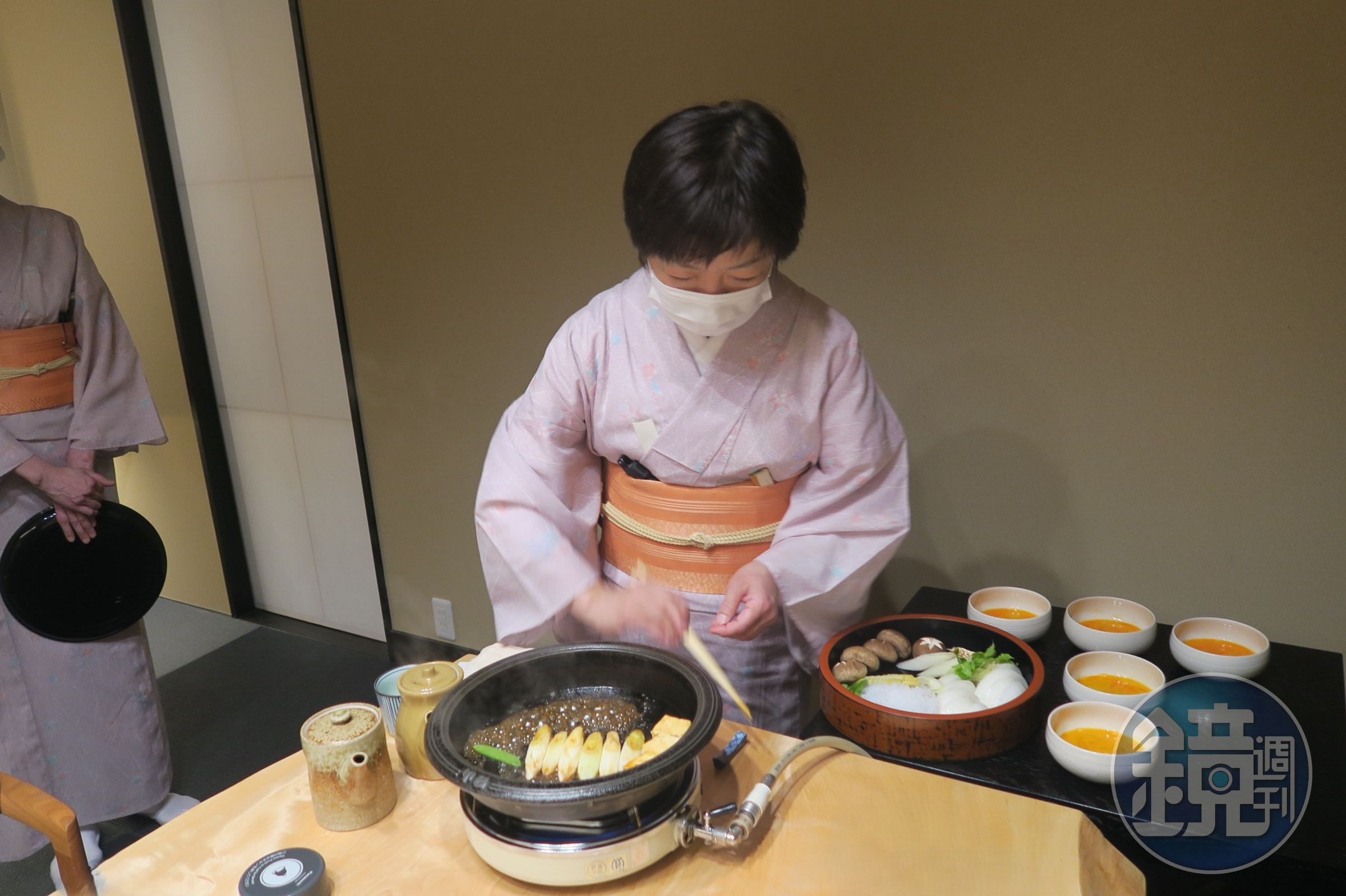 日山的特色是服務生全程操作烹飪,確保送到客人手上的食材全都烹製到最佳火候。
