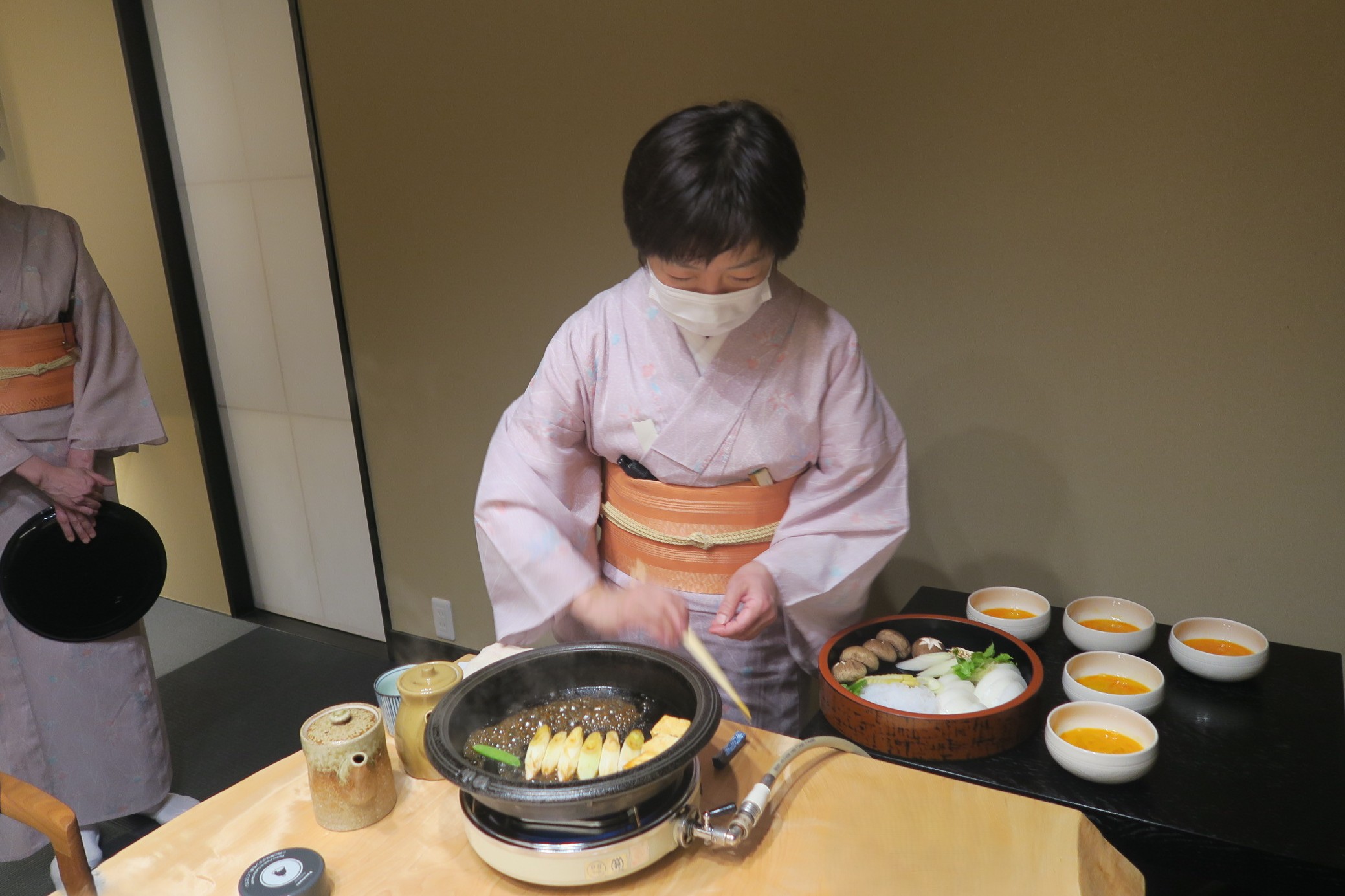 日山的特色是服務生全程操作烹飪,確保送到客人手上的食材全都烹製到最佳火候。