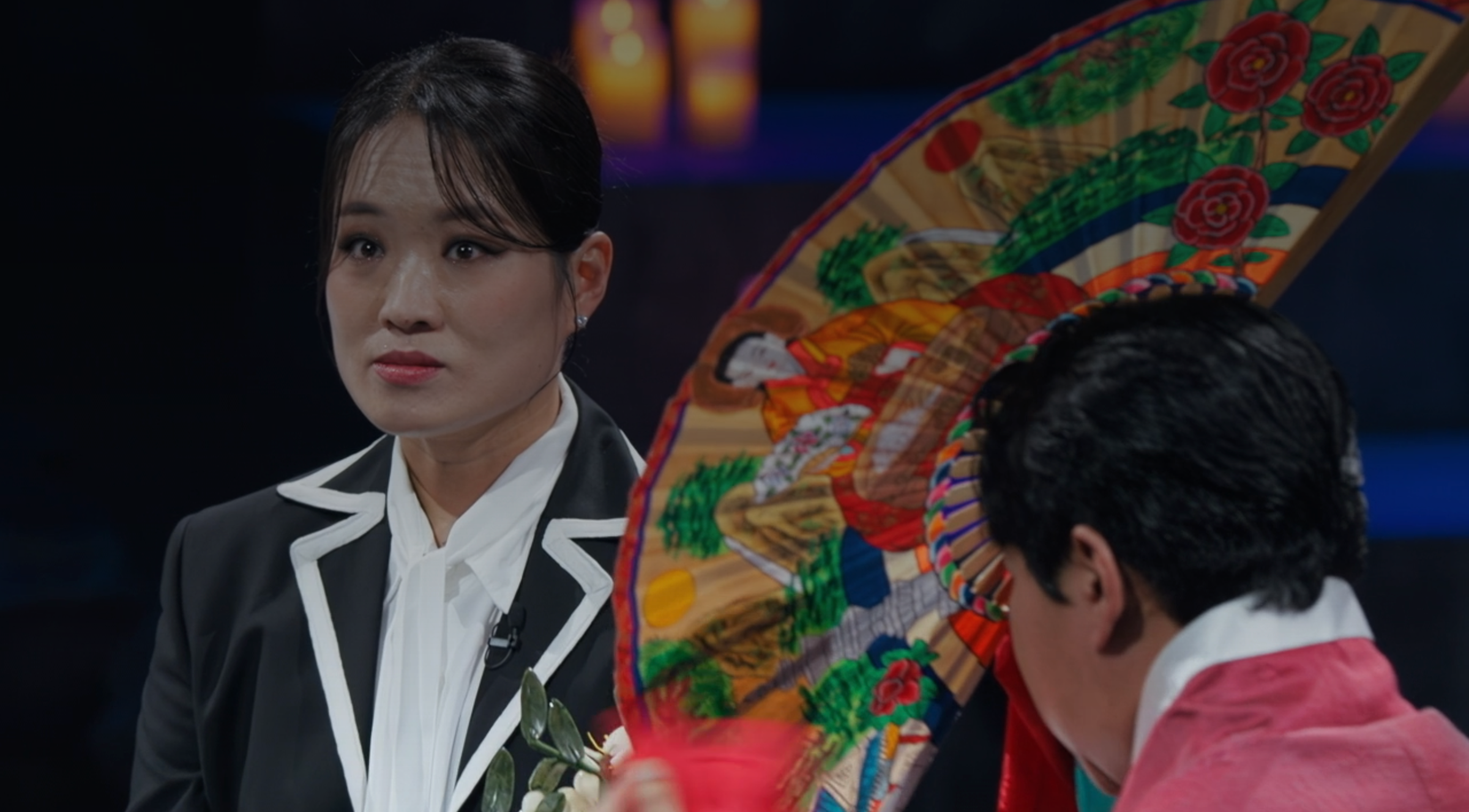 《黑白大廚》鄭智善第一次接受巫師算命,不知所措的表情超可愛。(截圖自Disney+)