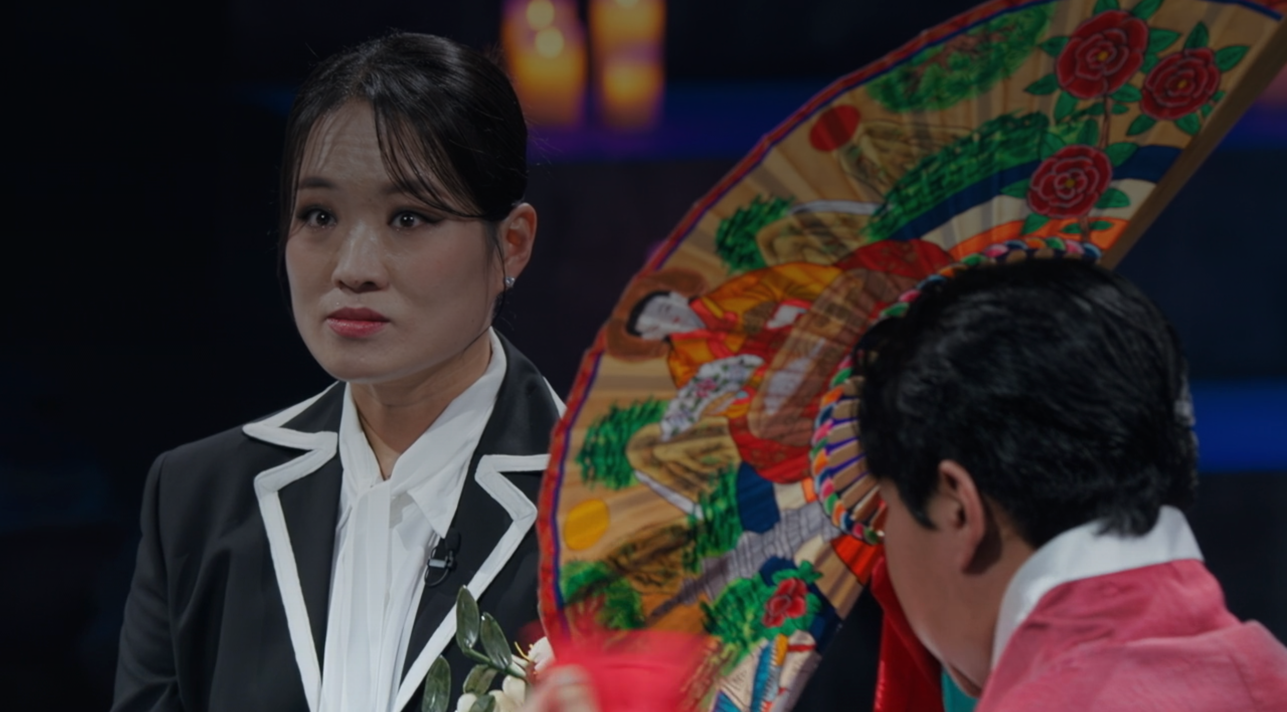 《黑白大廚》鄭智善第一次接受巫師算命,不知所措的表情超可愛。(截圖自Disney+)
