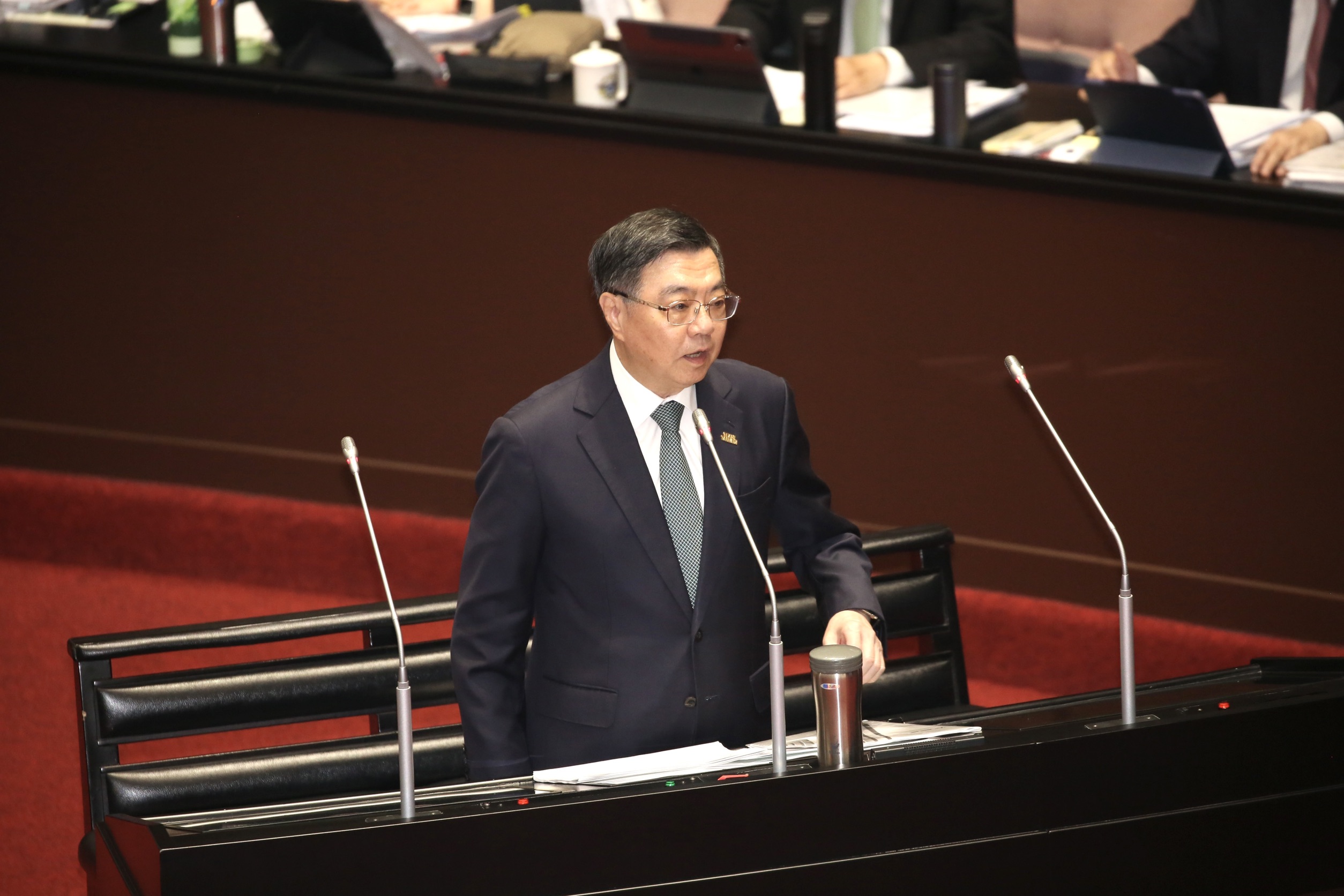 針對立法院通過的爭議法院,行政院長卓榮泰擬採不副署等方式因應,引發藍白不滿。(鏡報董孟航)