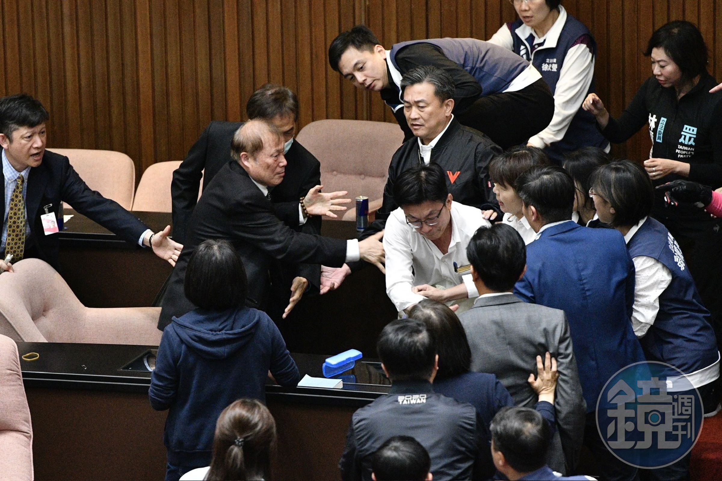 民進黨立委郭國文今日從立法院祕書長周萬來手中搶走文件。