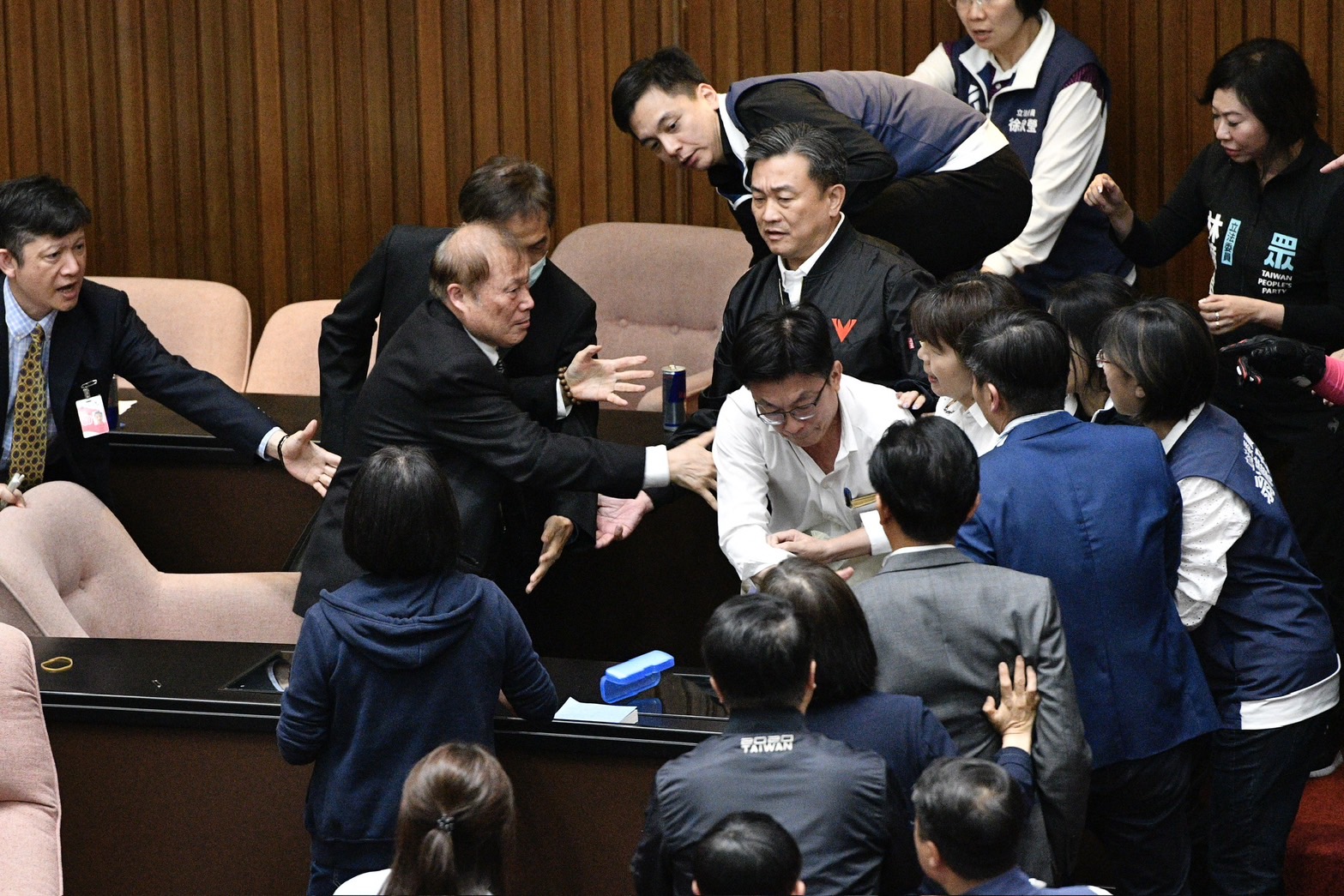 民進黨立委郭國文今日從立法院祕書長周萬來手中搶走文件。