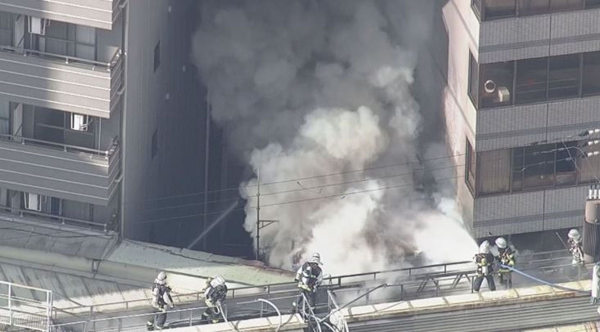 目前消防部門已出動35輛消防車及直升機展開滅火行動。(翻攝自news.ntv.co.jp)