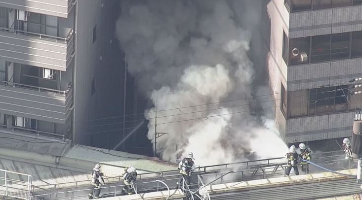 目前消防部門已出動35輛消防車及直升機展開滅火行動。（翻攝自news.ntv.co.jp）