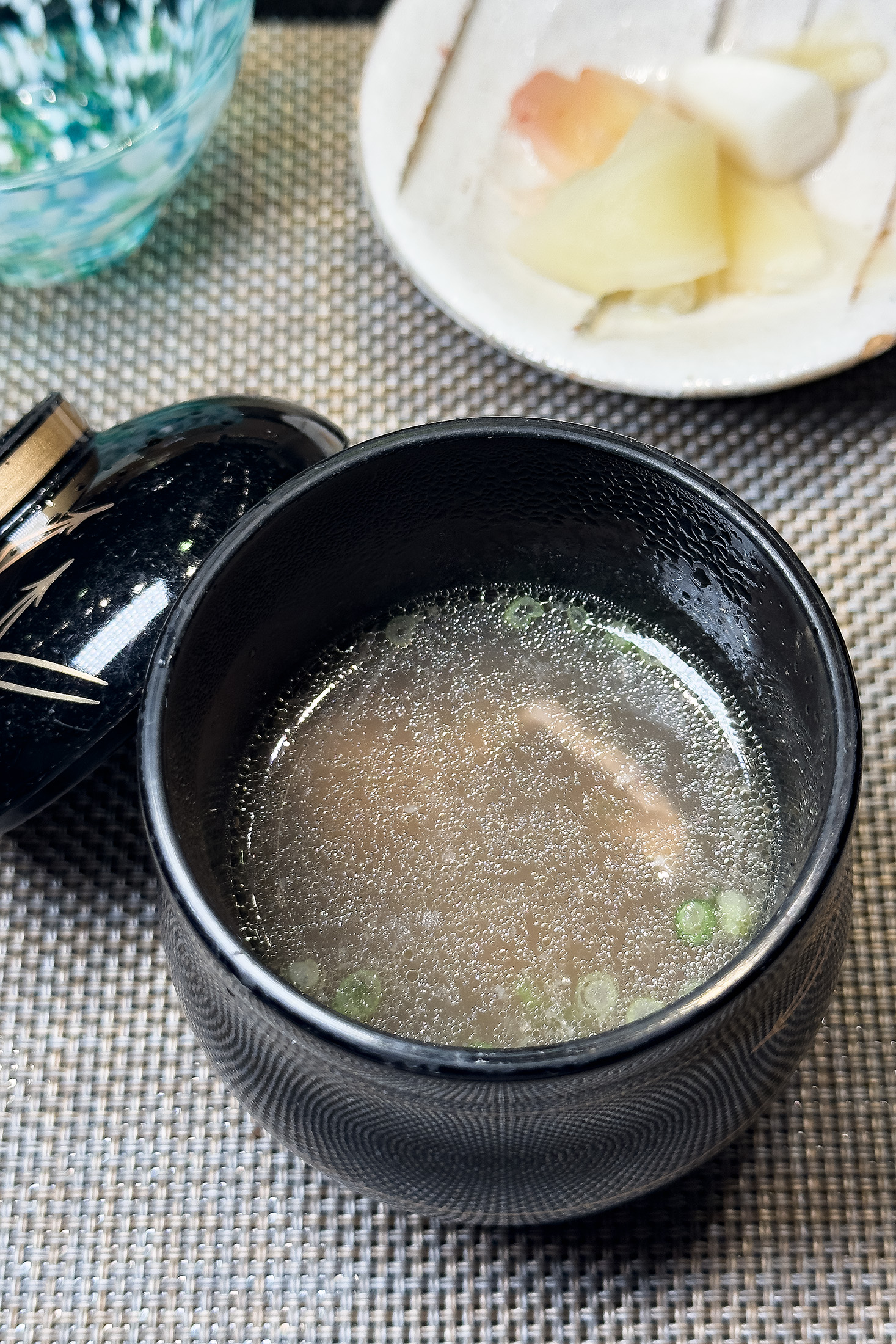 椀「牛肉」不循傳統日料椀物框架，阿倫以蔬菜湯底搭配牛肉，回應客人需求，也為整套餐留下溫暖柔和的收尾。