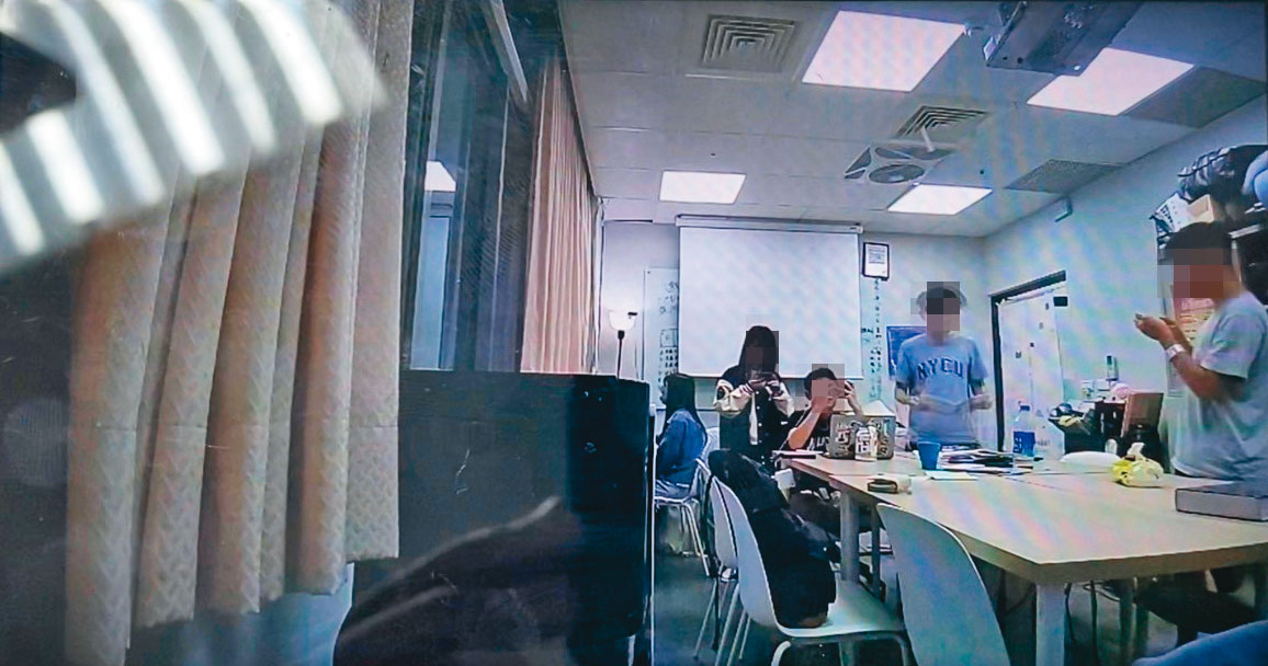 學生會辦公室的窗台被藏了一支手機，長時間偷拍室內狀況。（讀者提供）