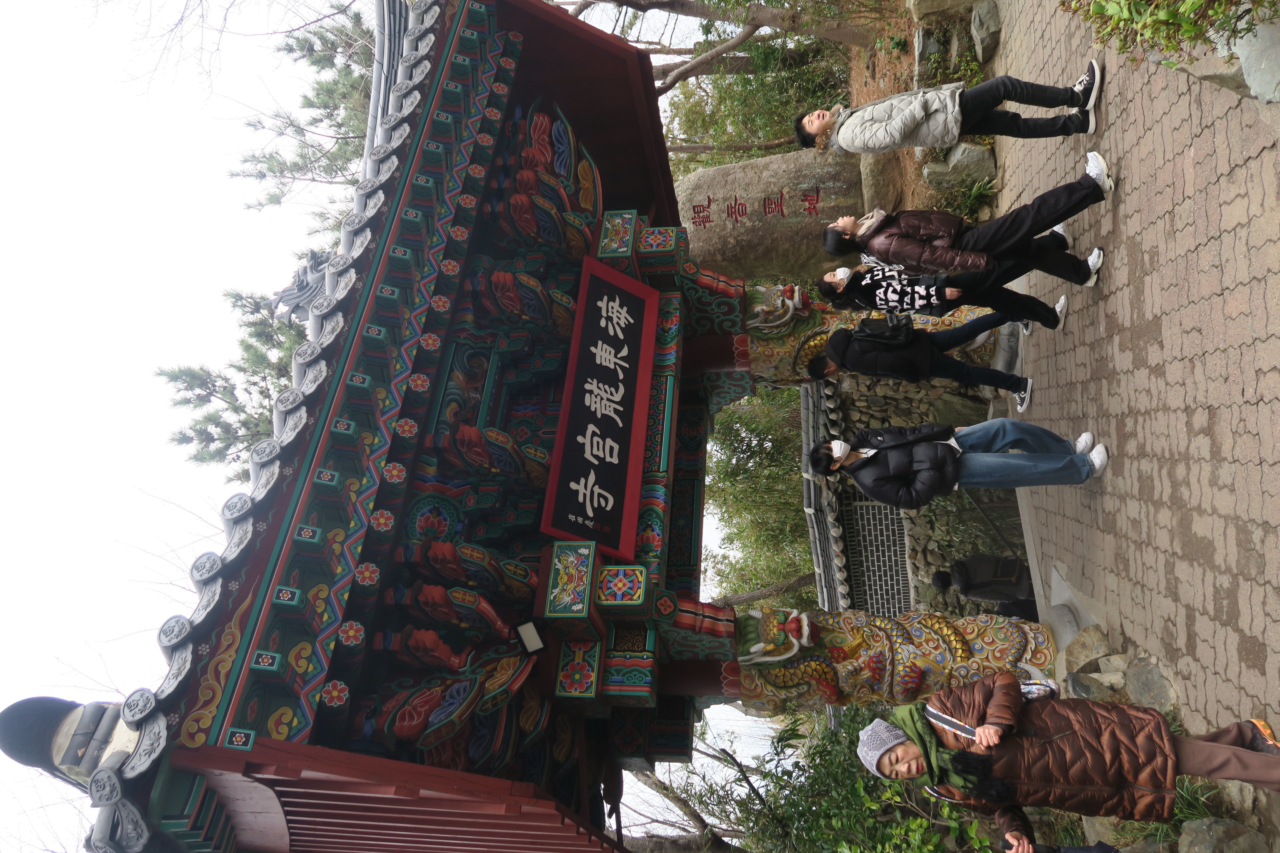 海東龍宮寺的廟門不大，色澤豔麗奪目。