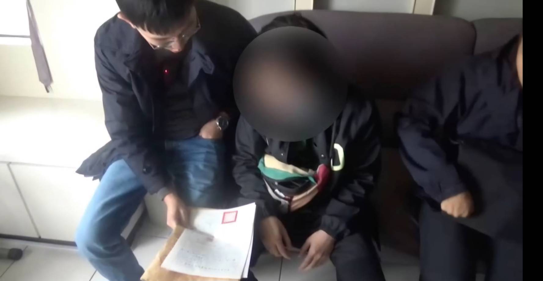 警方日前在松山區一處網咖逮捕蘇男。（翻攝畫面）