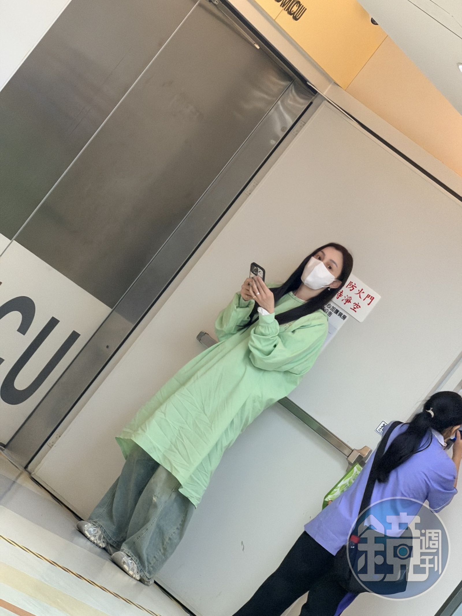 范瑋琪守在加護病房門口,等待探望黑人