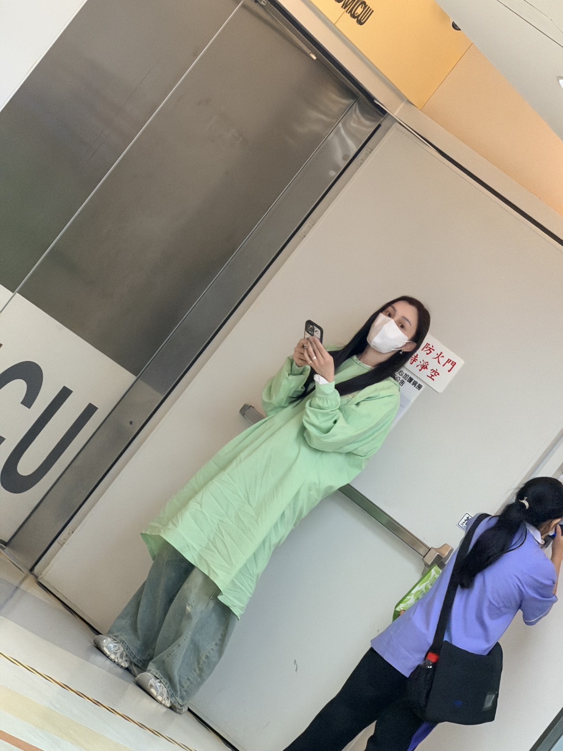 范瑋琪守在加護病房門口,等待探望黑人。