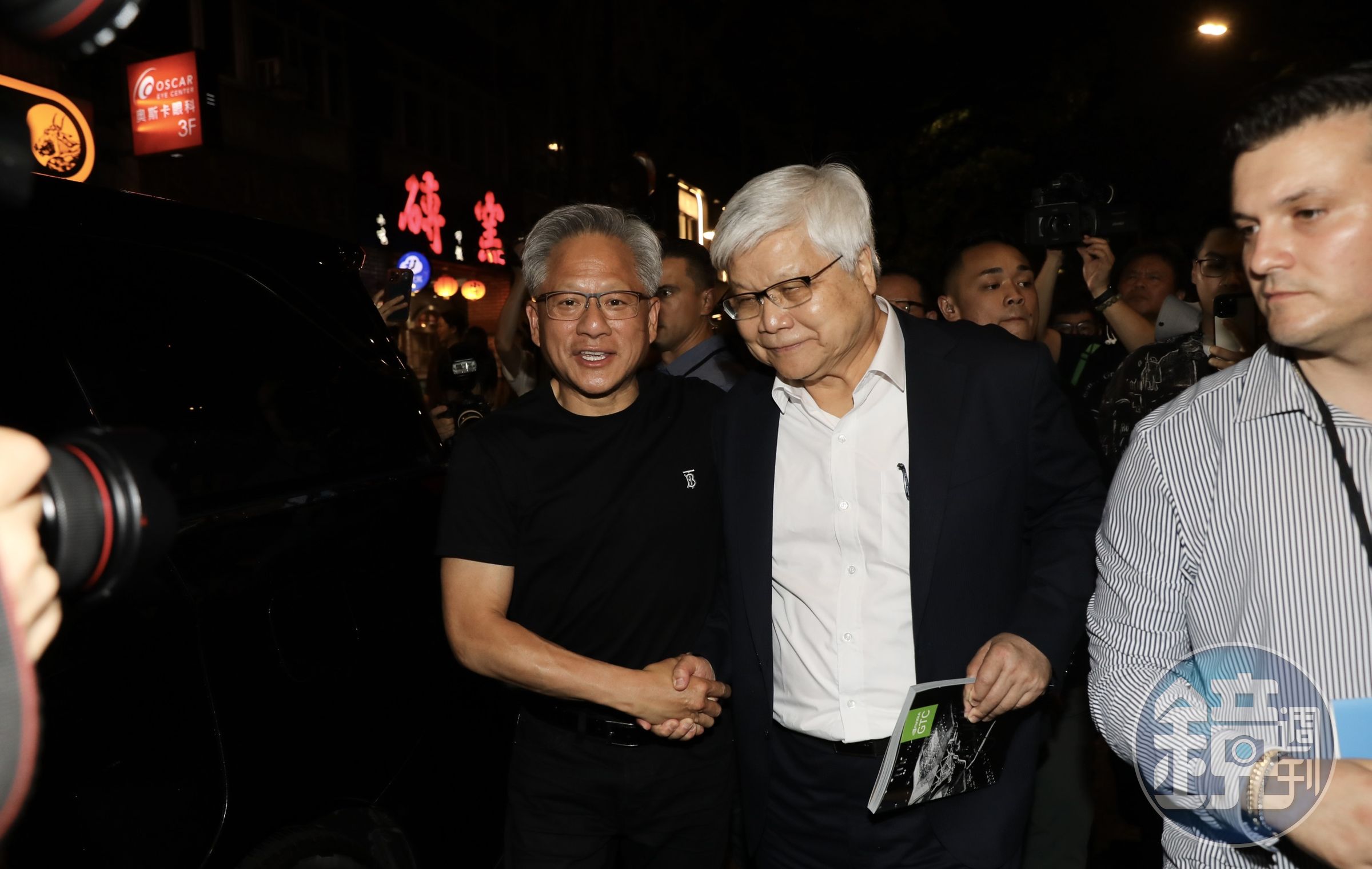 輝達創辦人黃仁勳指著台積電董事長魏哲家對媒體表示「他是我的英雄」。
