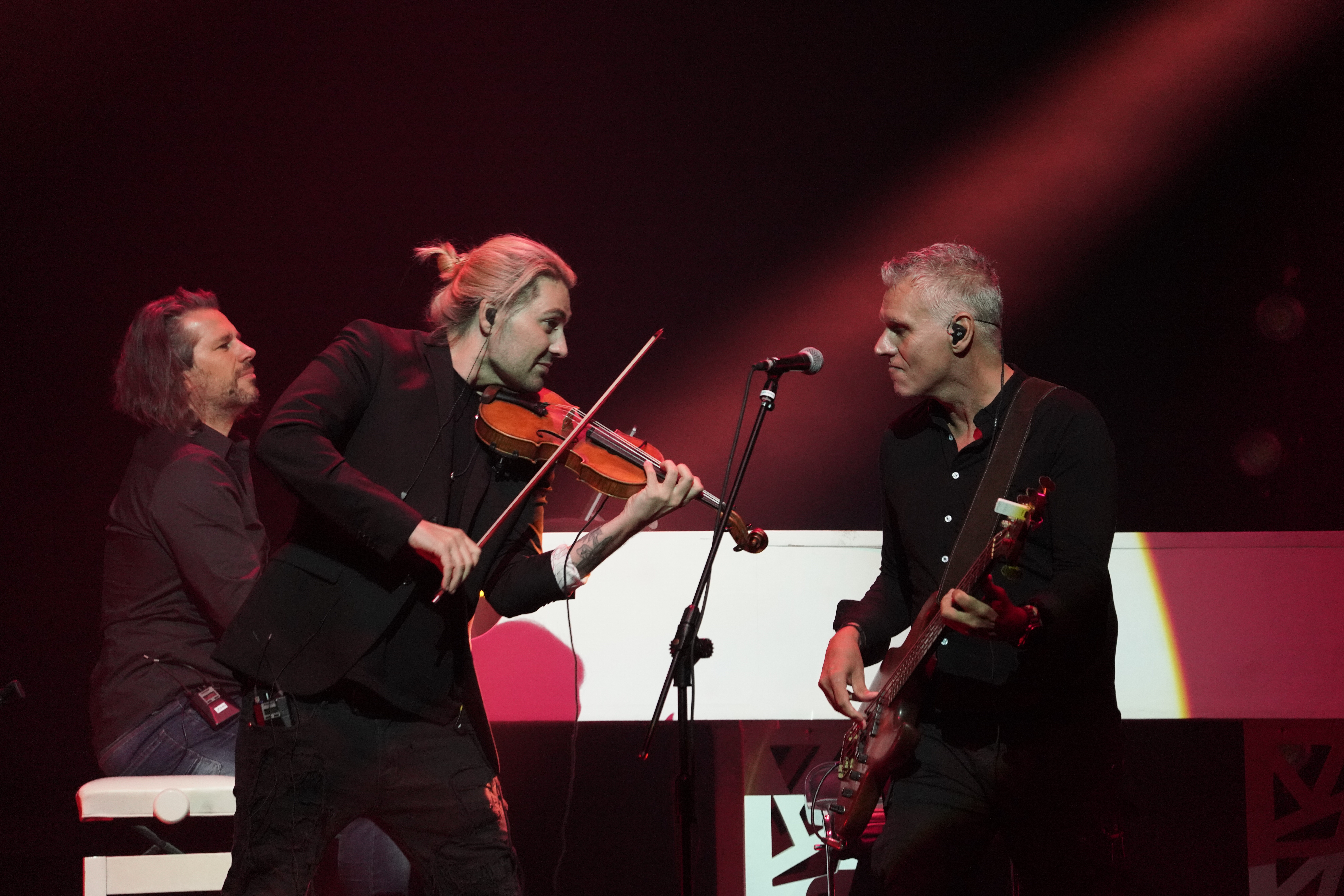 小提琴男神大衛蓋瑞（左二）來台演出，台北是此次Alive Tour的亞洲唯一場次。（牛耳藝術提供）
