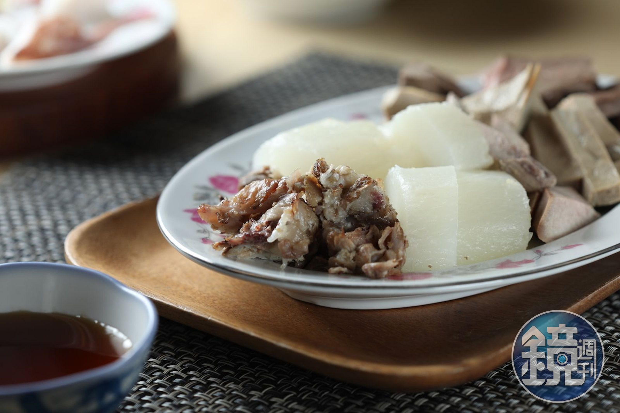 現剝的「大骨肉」(左,30元/份)集結脆嫰Q甜等口感,是饕客的心頭好;冬季限定的「蘿蔔」(中,30元/份)嫩甜回甘。