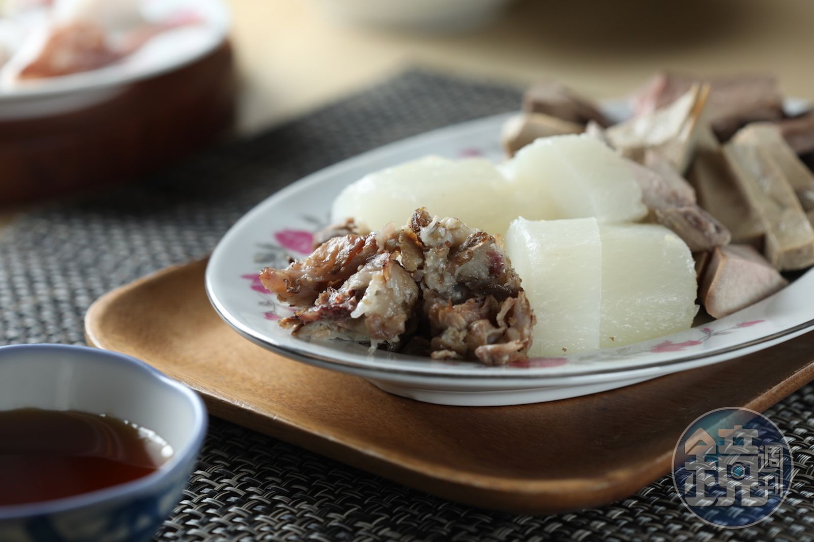 現剝的「大骨肉」(左,30元/份)集結脆嫰Q甜等口感,是饕客的心頭好;冬季限定的「蘿蔔」(中,30元/份)嫩甜回甘。