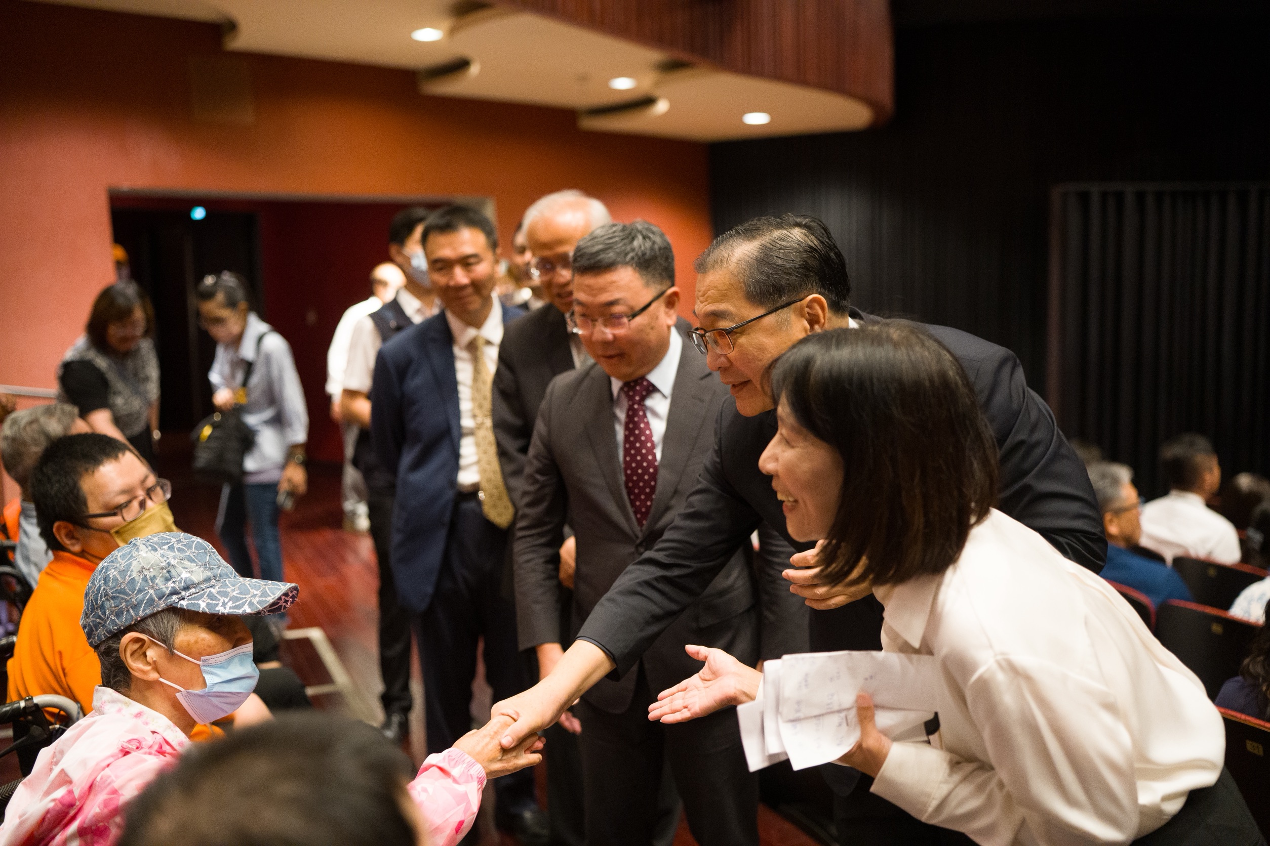 行政院林明昕政務委員、法務部鄭銘謙部長與犯保協會張斗輝董事長關懷重傷被害人。(犯保提供)
