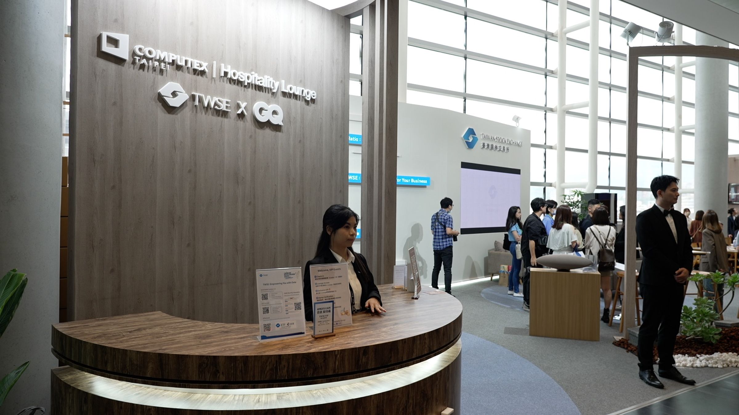 證交所首度攜手《GQ》打造「COMPUTEX Hospitality Lounge」,以「臺灣智慧科技島」為概念,融合資訊牆、舒適座席與在地餐飲,打造兼具風格與功能的交流空間。現場同步展示多元產品佈局、永續發展成果與國際接軌進度,讓全球投資人輕鬆掌握臺灣資本市場脈動。