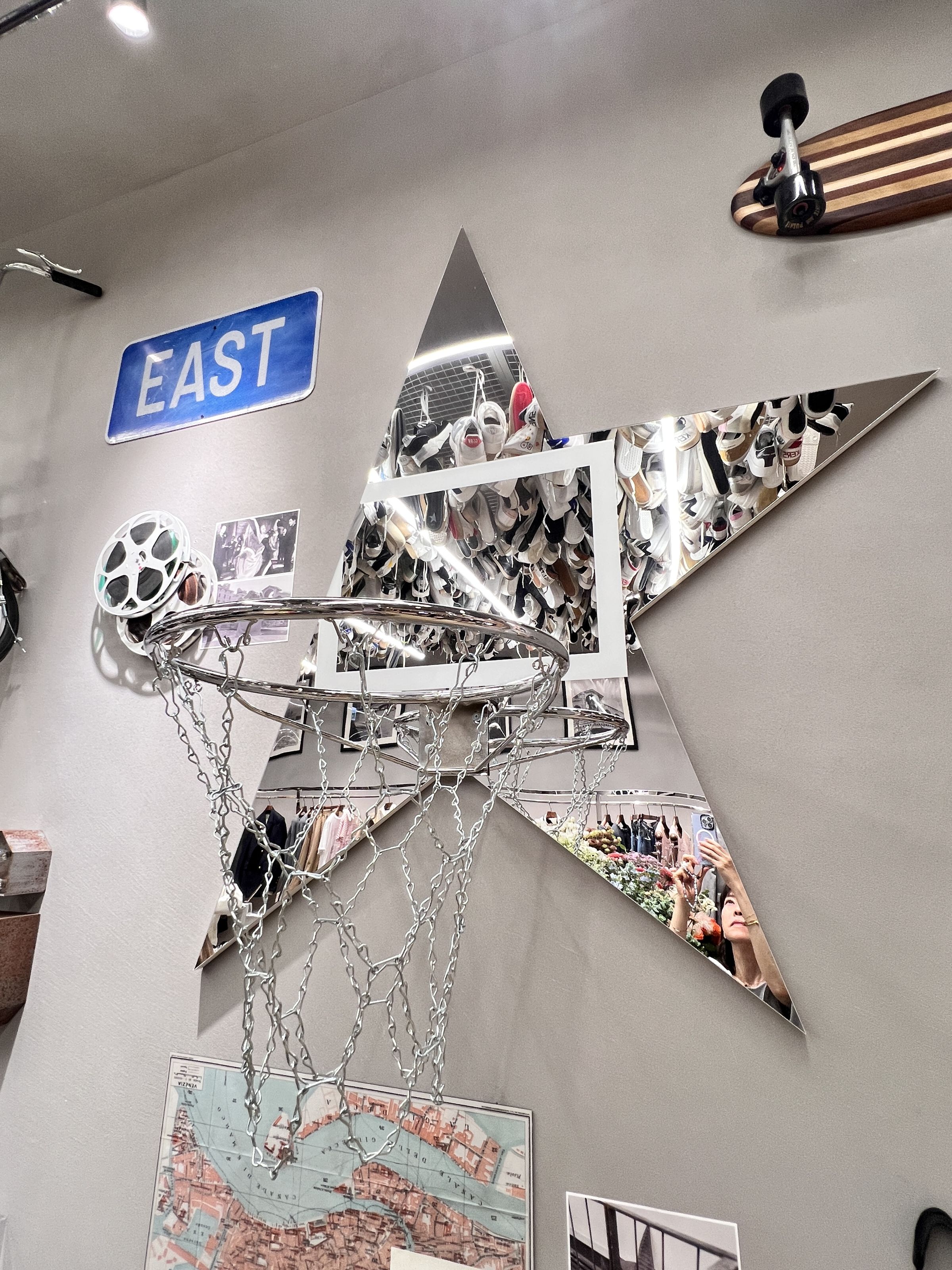 一進店就能見到牆上大大的四角形星星圖騰。（陳慧明攝）