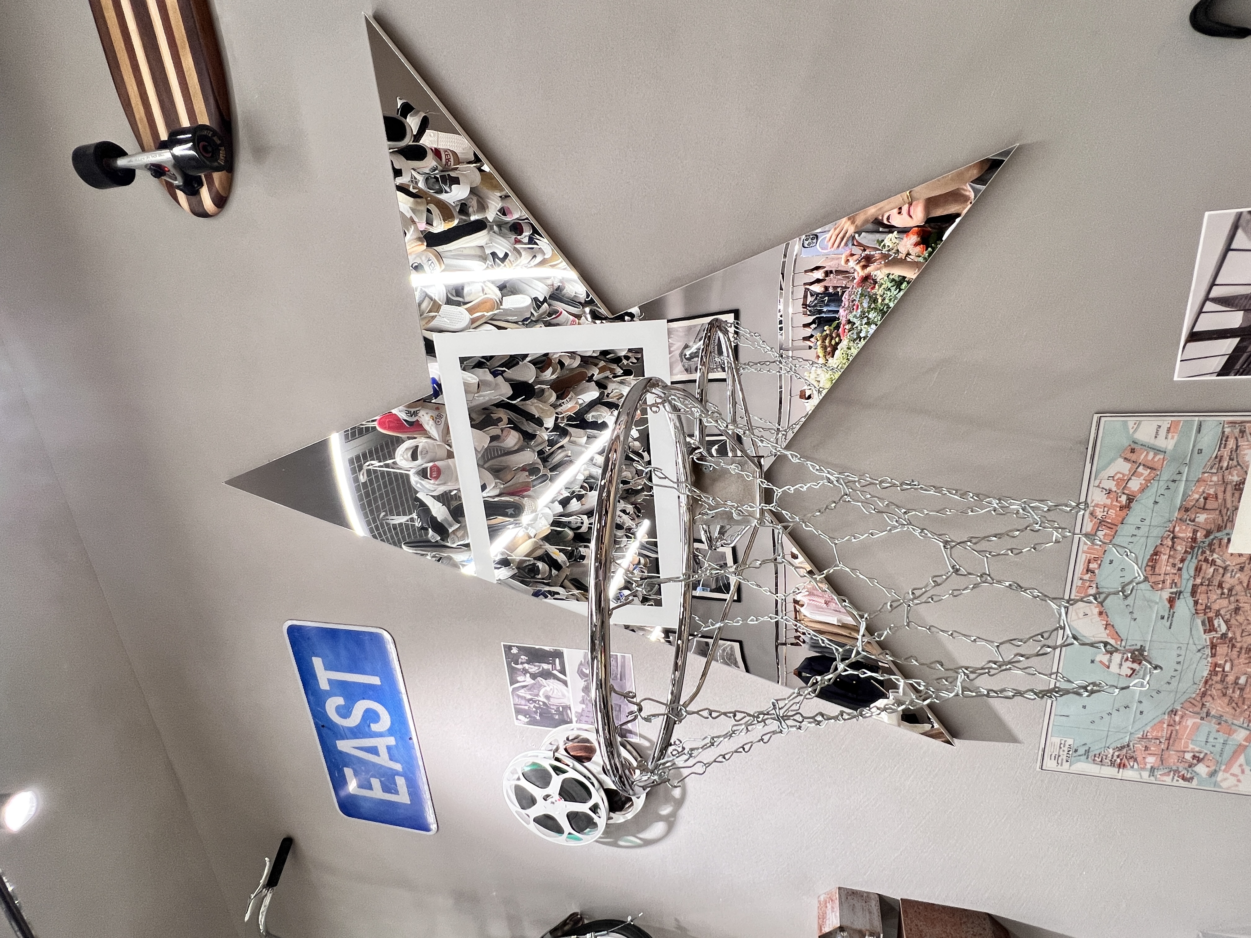 一進店就能見到牆上大大的四角形星星圖騰。(陳慧明攝)