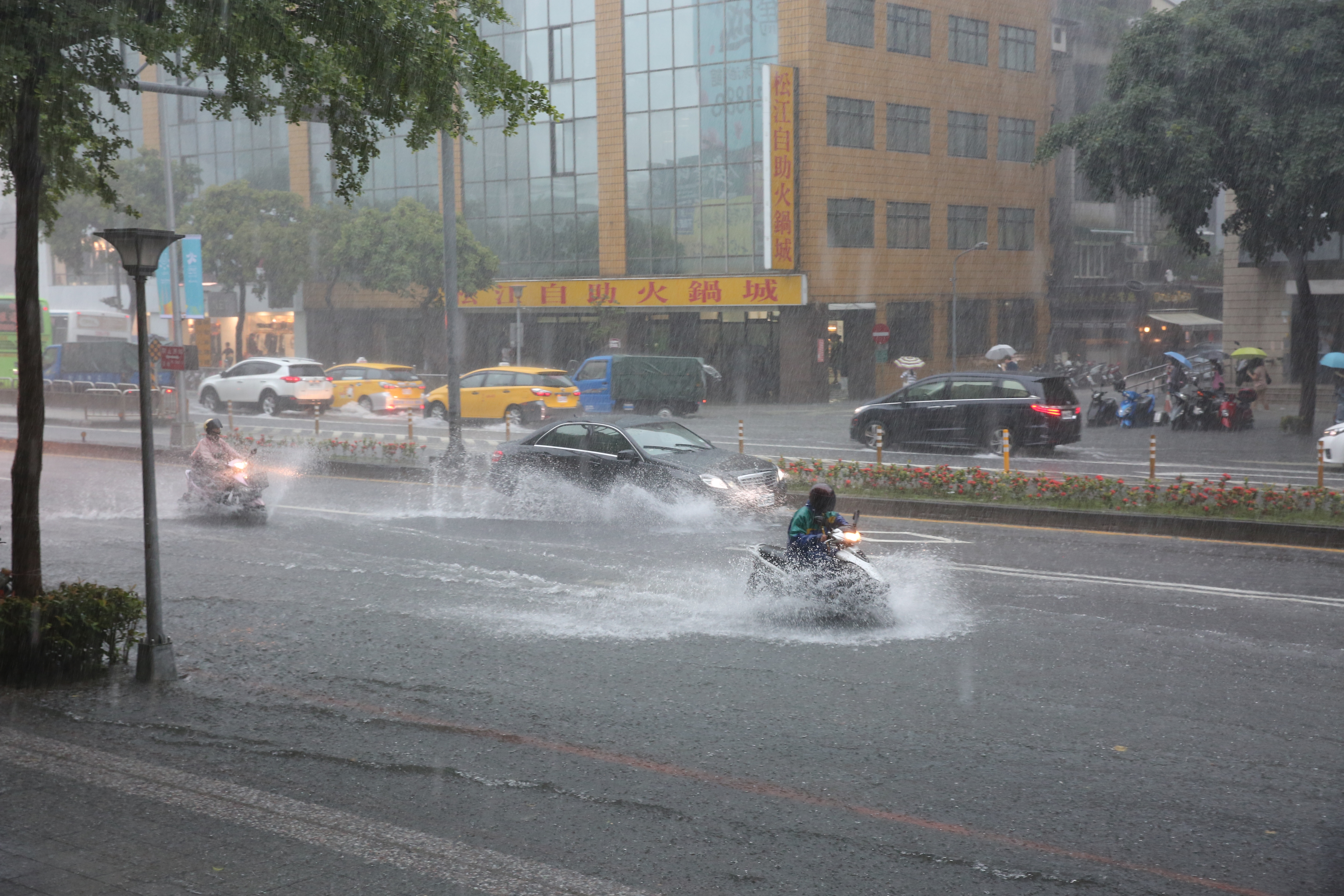 東北季風與颱風「風神」外圍環流影響，北台灣雨彈狂炸。（本刊資料照）