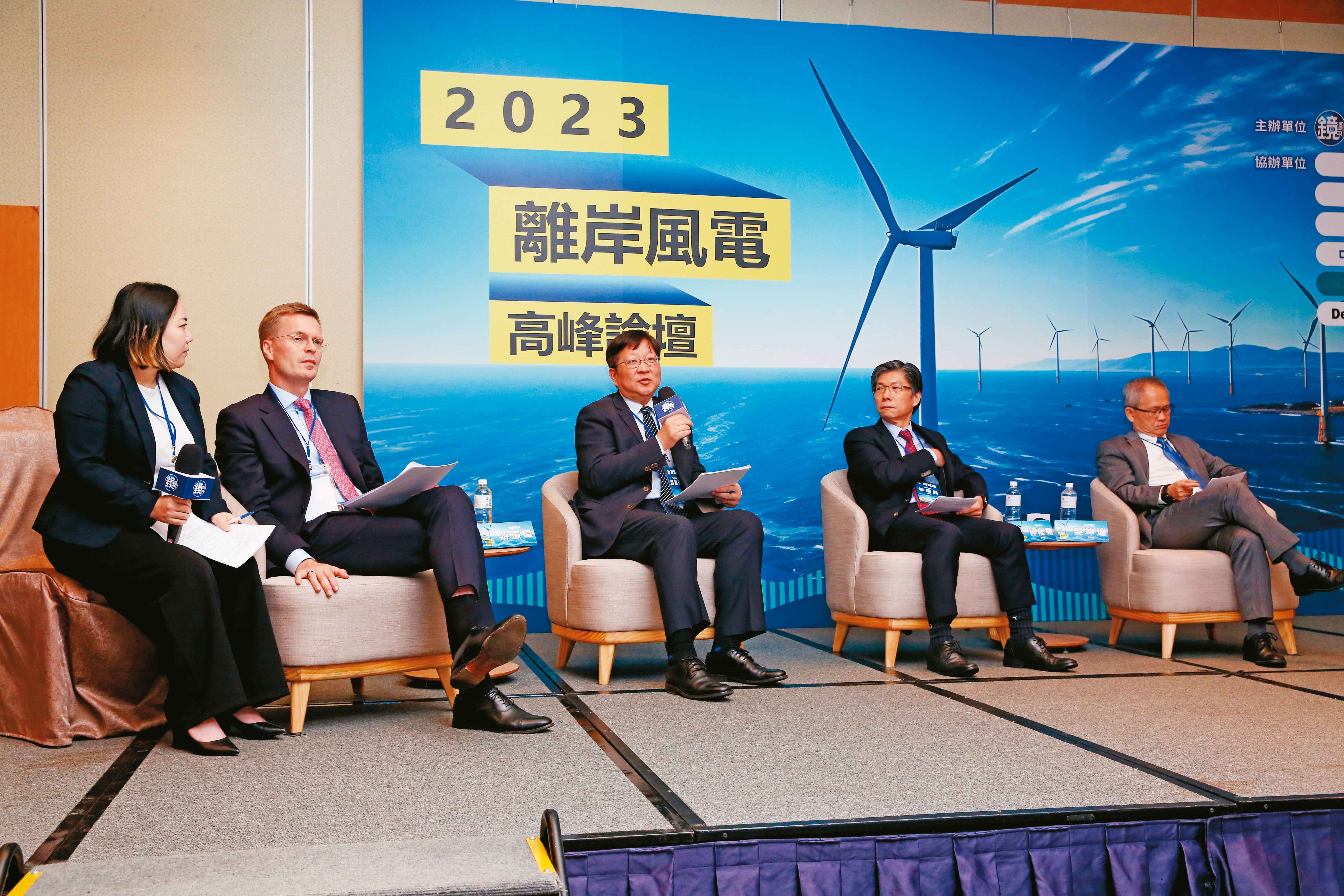 經濟部能源署長游振偉（中）指出，2026年至2035年，台灣離岸風電將釋出15GW裝置容量。右起台亞風能總經理吳坤達、TOWIA理事長林雍堯，左二為CIP台灣區塊 開發計畫財務長 Thomas  Correll。