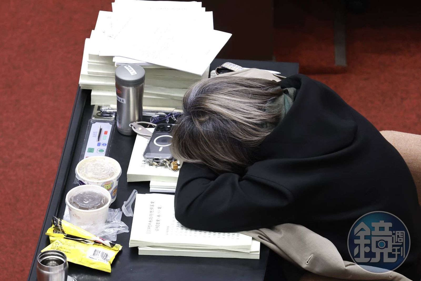 預算審議到清晨,不少立委累癱,趁休息時間補眠。