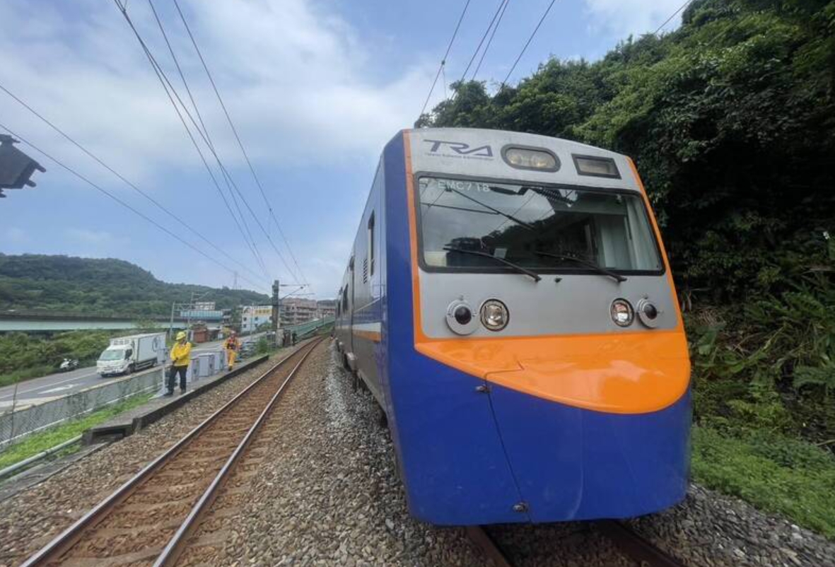 台鐵區間車在基隆暖暖撞上闖入鐵軌的男子，所幸男子沒有生命危險。（翻攝畫面）