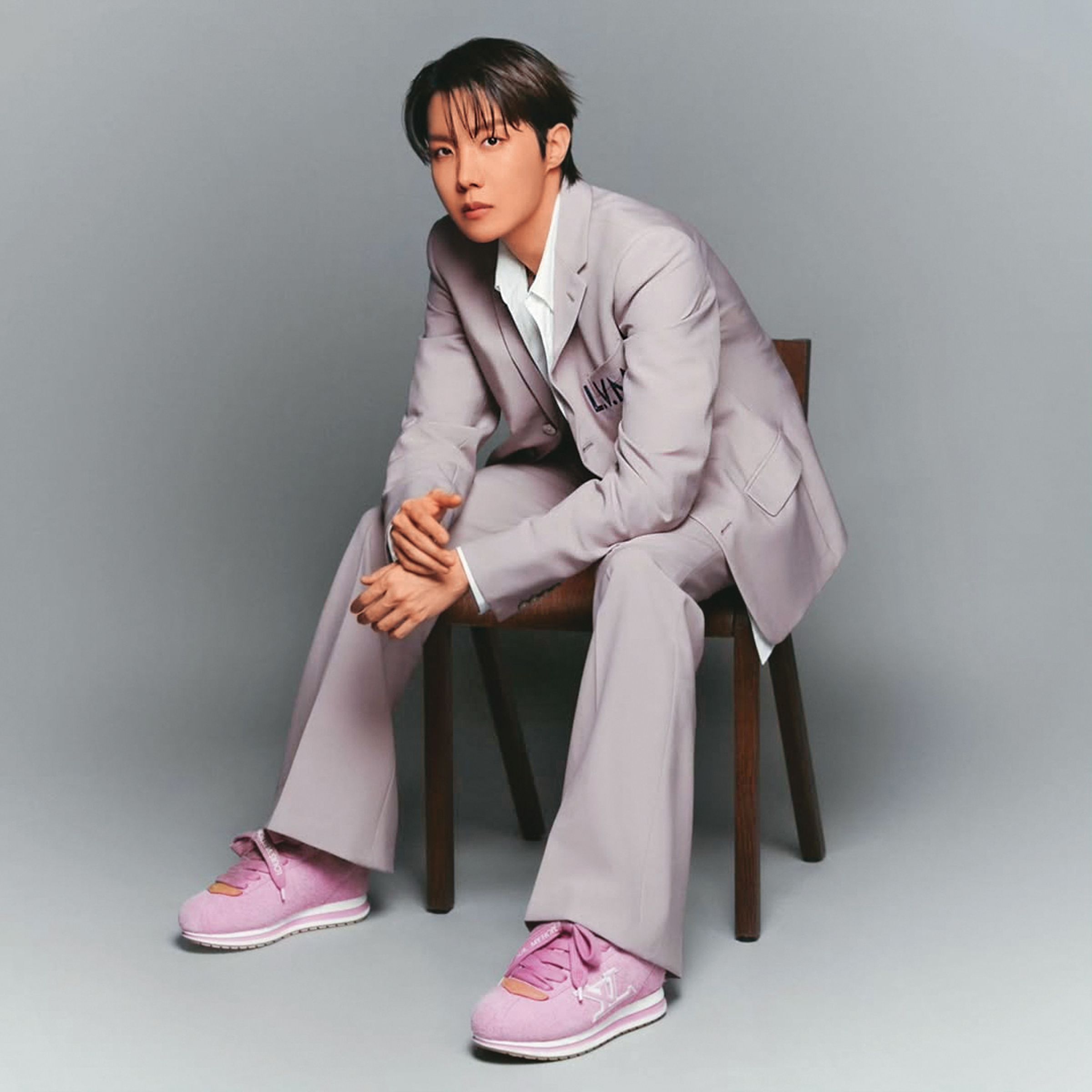 j-hope穿上為自己量身打造的運動鞋,成功駕馭粉色鋒芒。(LOUIS VUITTON提供)