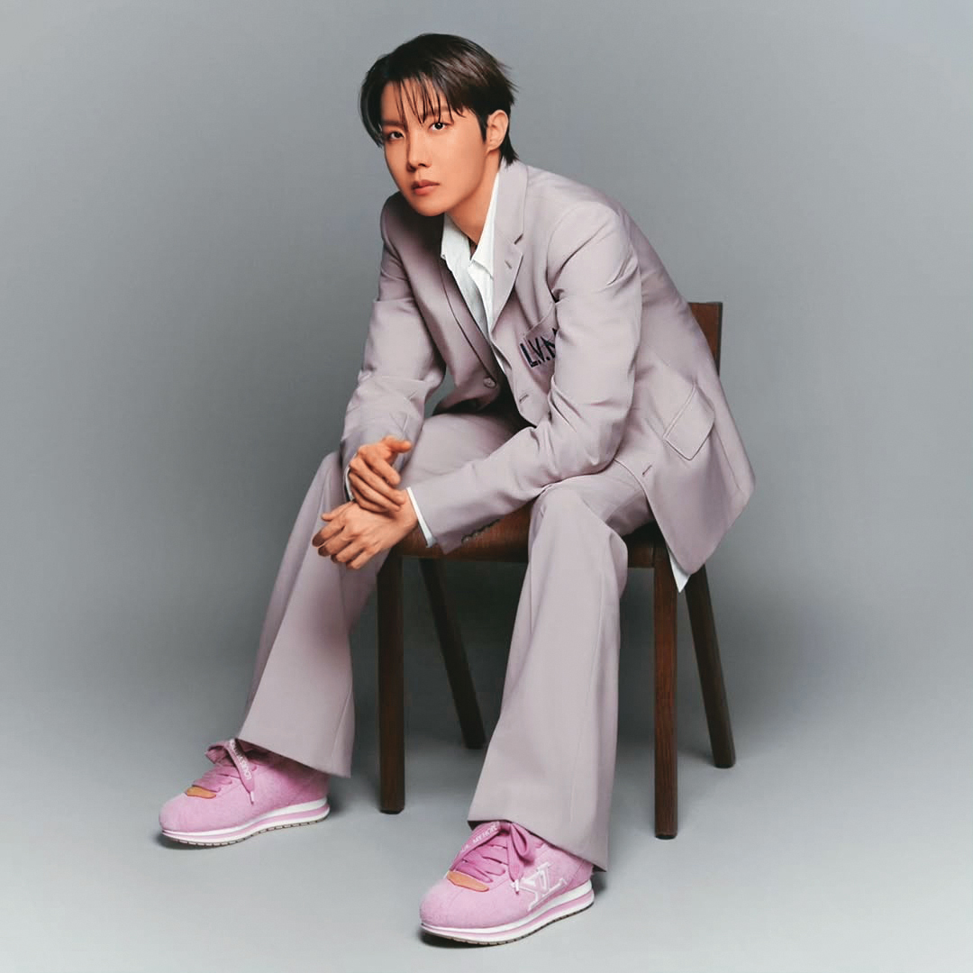 j-hope穿上為自己量身打造的運動鞋,成功駕馭粉色鋒芒。(LOUIS VUITTON提供)