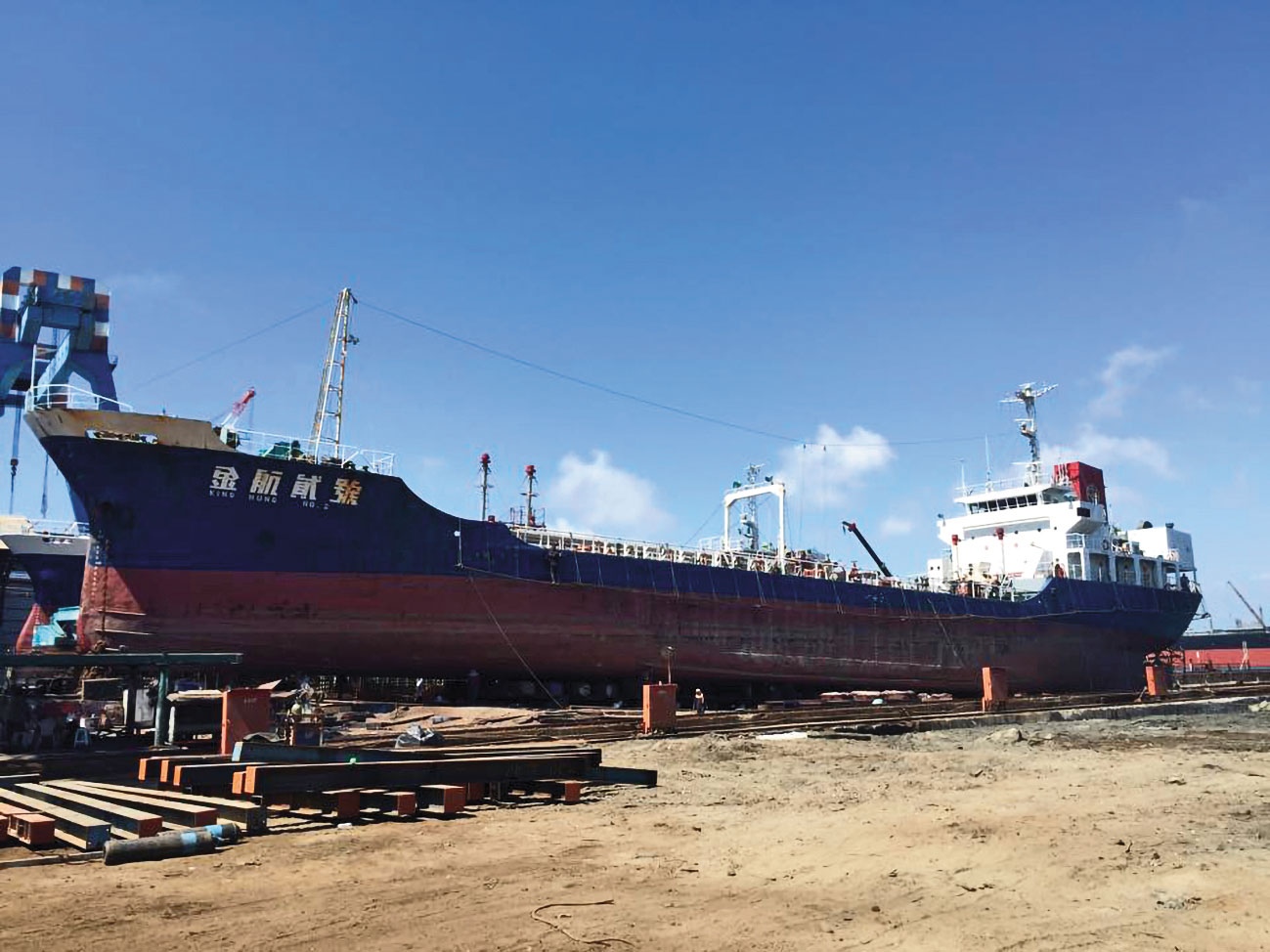 由楊鎮浯家族掌控的金欣海運，旗下船齡40年的金航貳號因2019年底故障爆出運油弊案。（翻攝昇航造船廠臉書）