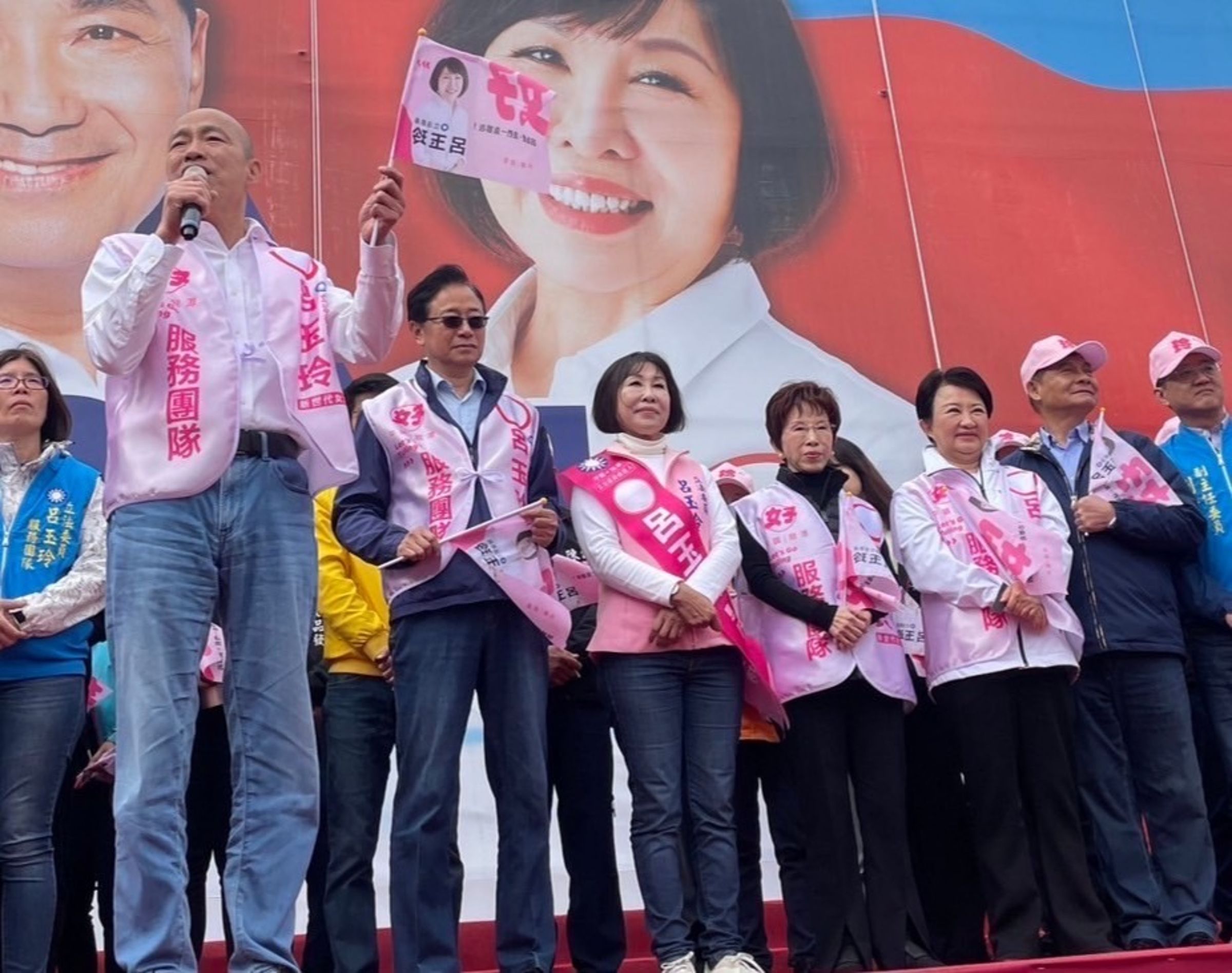 台中市長盧秀燕今赴桃園參加國民黨立委參選人呂玉玲、萬美玲競選總部成立大會，她相信侯友宜當選後會恢復成立特偵組調查綠營疫苗案、巴西蛋案及親中舔共案。（台中市政府提供）