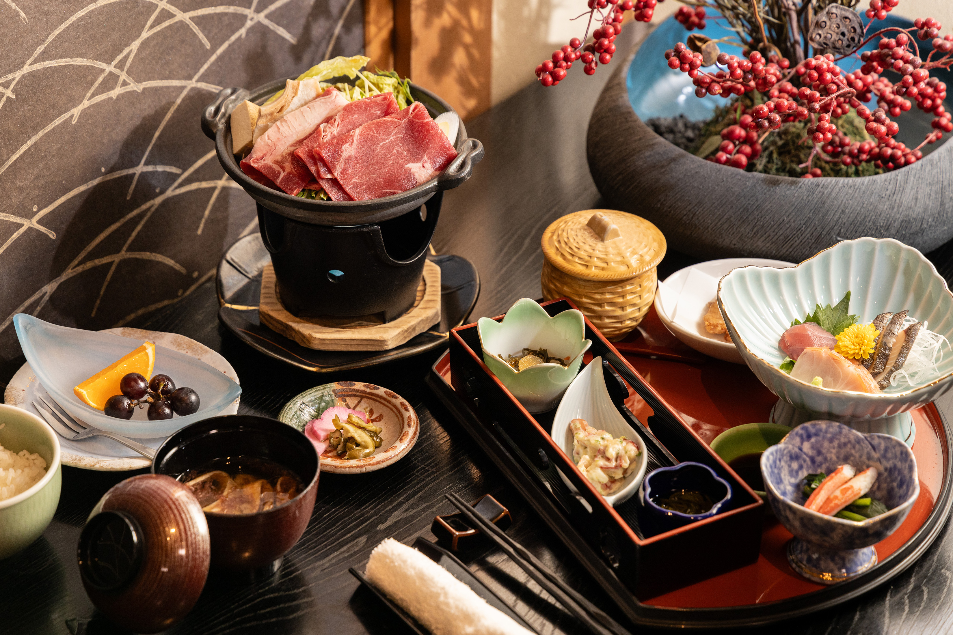 七時雨提供前澤牛壽喜燒等日式餐點。（一泊二食晚餐內容）