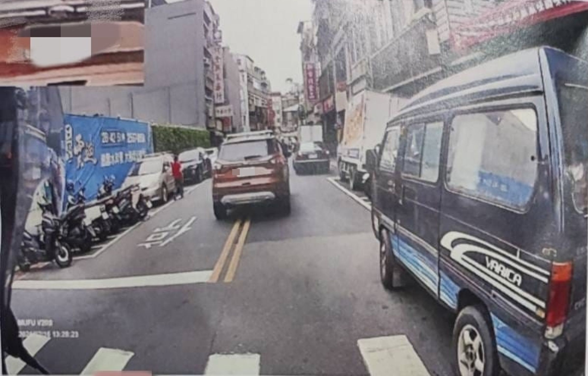 有駕駛為了閃避前方違停車輛,不小心跨越雙黃線,沒想到就被後方行車紀錄器拍下檢舉。(翻攝自爆怨公社)