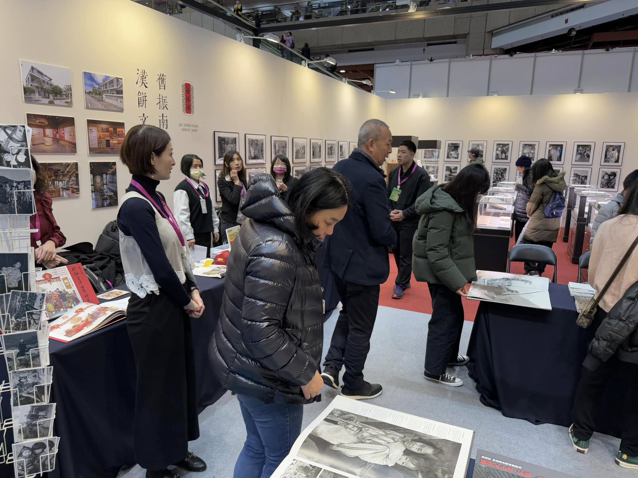 陳玉珍前天在臉書po文，曬出自己逛國際書展的戰利品，包含《唐詩三百首》及《古文觀止》等等。（翻攝自陳玉珍臉書）