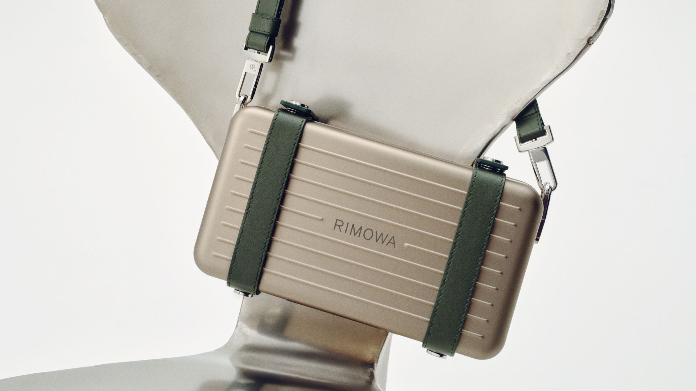 RIMOWA Personal系列Titanium鈦金色鋁鎂合金斜揹袋。NT$55,400(美之心提供)