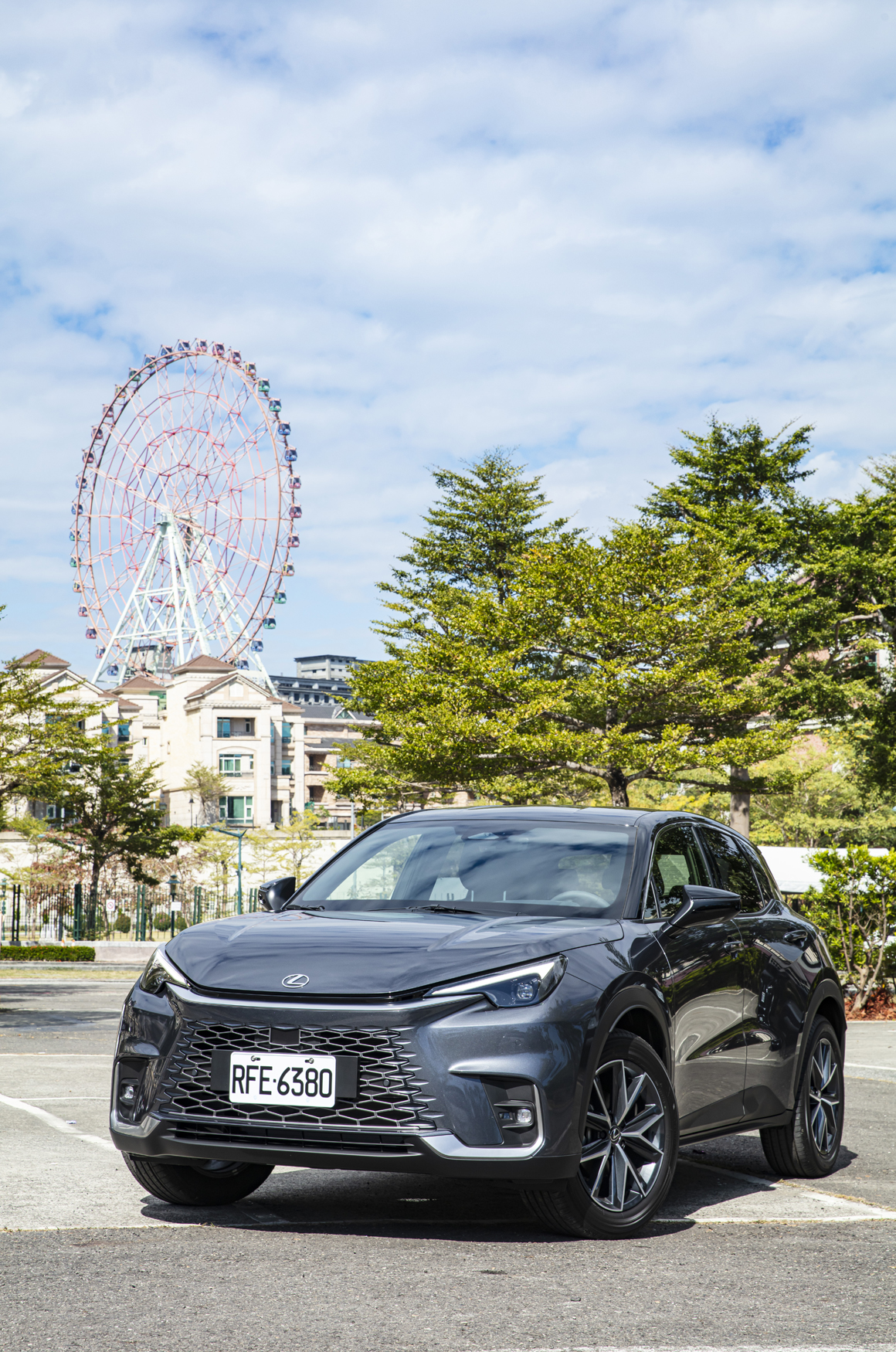 命名源自Lexus Breakthrough X-over,LBX採用了集團旗下的GA-B 小型車模組化平臺,而這套平台也使用在TOYOTA歐規 Yaris 與日規 Yaris Cross上,具備靈活的操控性是它的特點,但在需更講究舒適性與細膩度的LBX上要如何精進?則考驗著LEXUS的造車功力。