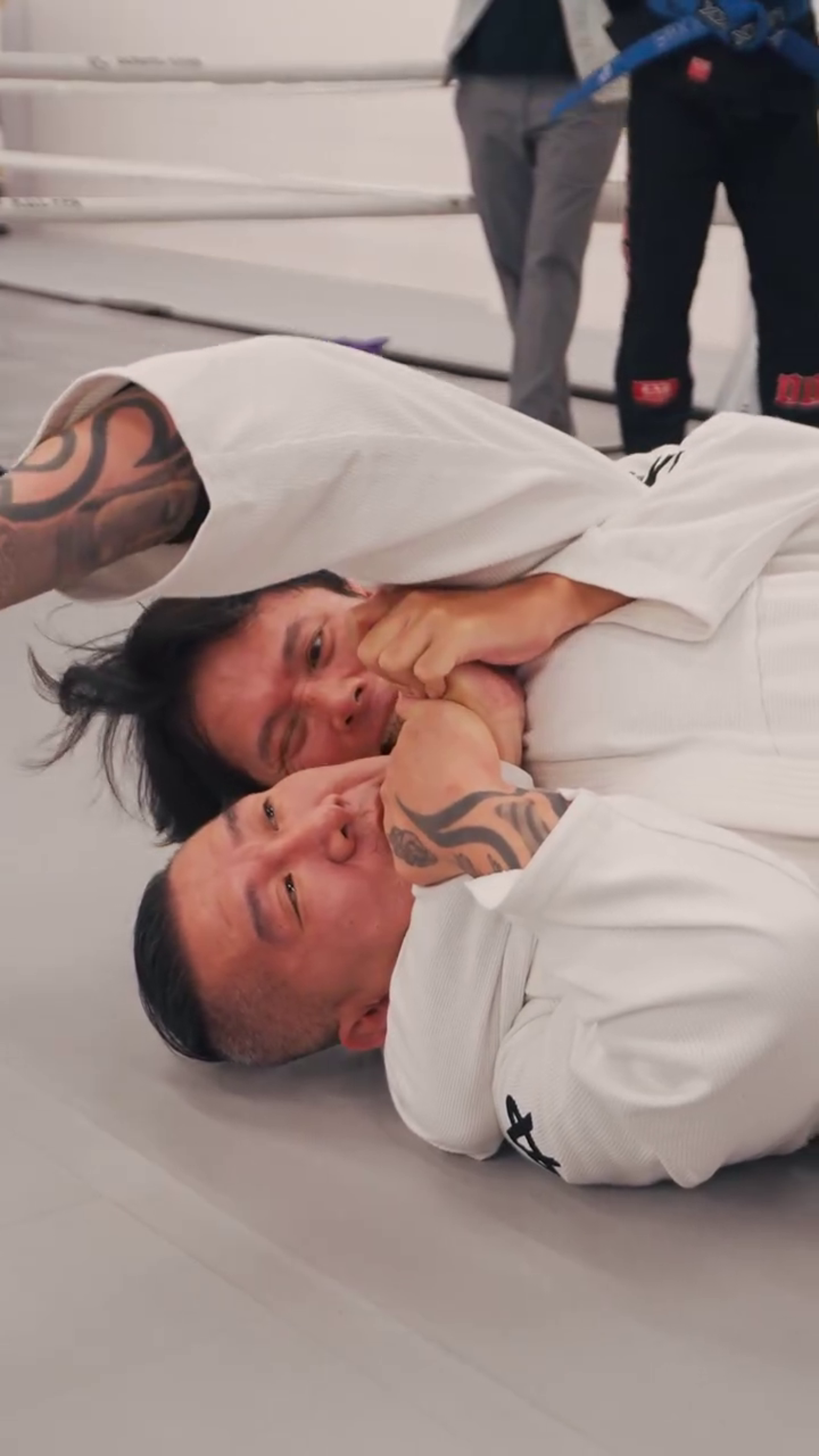 館長被制伏在地。（翻攝飆捍臉書）