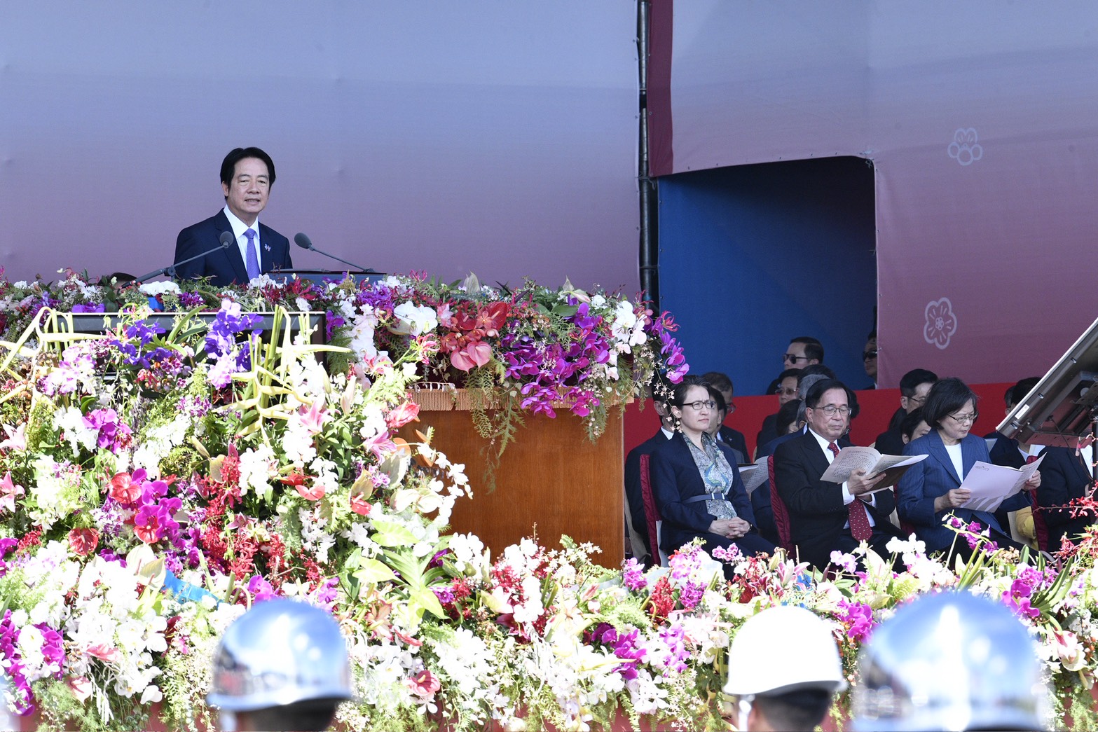 賴清德雙十國慶演說聚焦於台灣內政，包含經濟、國防，也提及台灣人自主行為獲國際關注。（鏡報李智為）