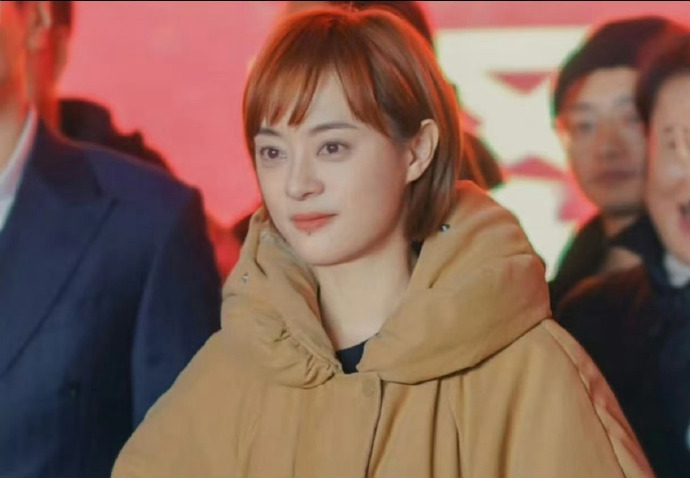 中國網友發現，孫儷身上這件駝色羽絨衣，竟然一穿就是15年。（翻攝自微博）